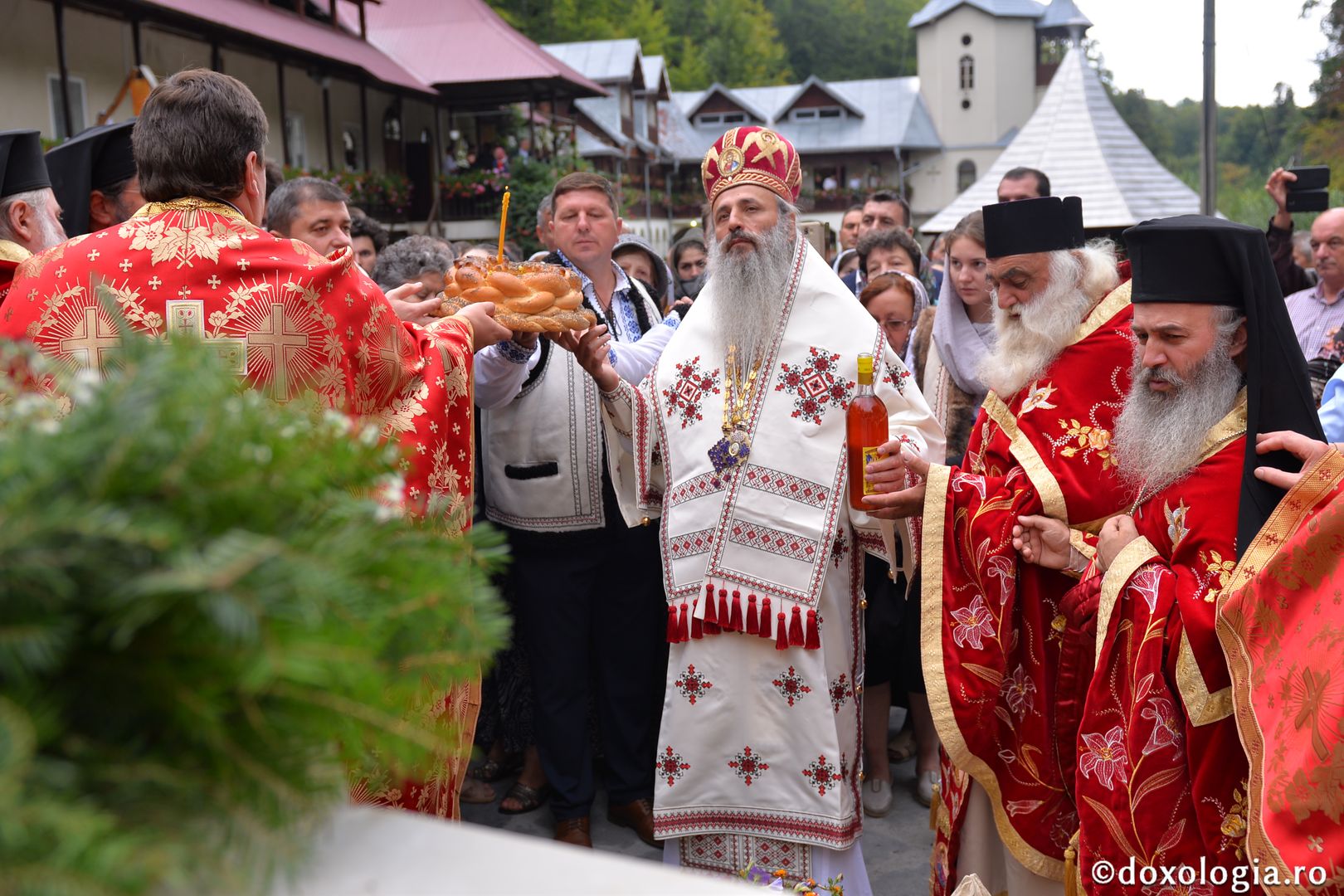 Slujbă arhierească la hramul Mănăstirii „Sfânta Cruce” din Brusturi – Neamț