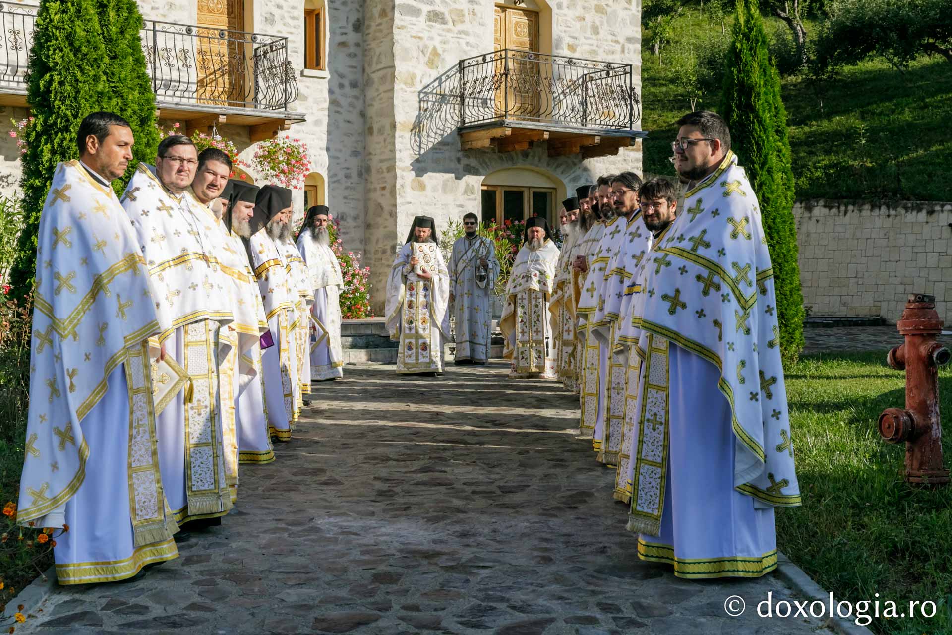 Pângărați, mănăstirea cu două biserici suprapuse, și-a cinstit ocrotitorii