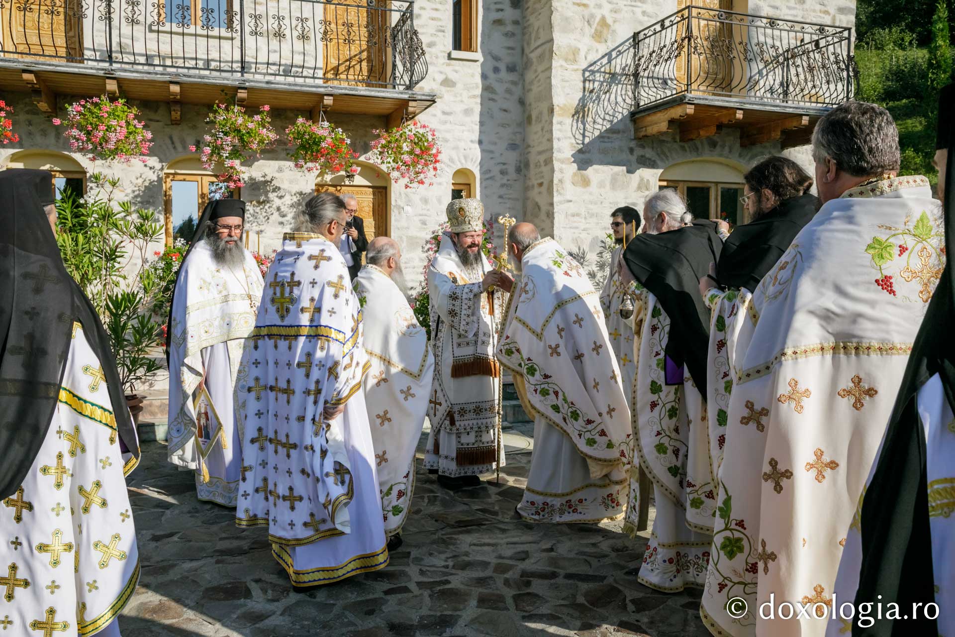 Pângărați, mănăstirea cu două biserici suprapuse, și-a cinstit ocrotitorii