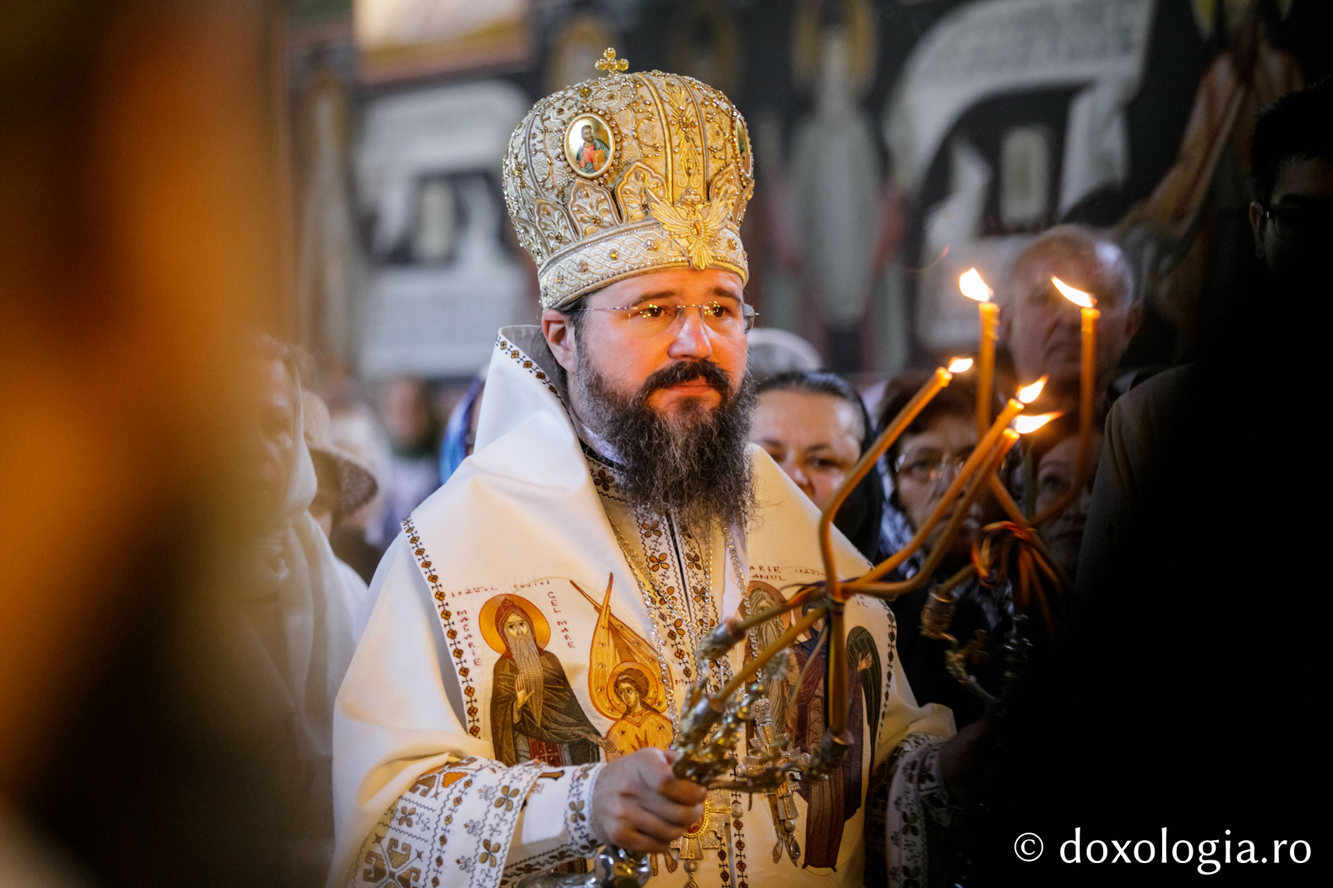 Pângărați, mănăstirea cu două biserici suprapuse, și-a cinstit ocrotitorii