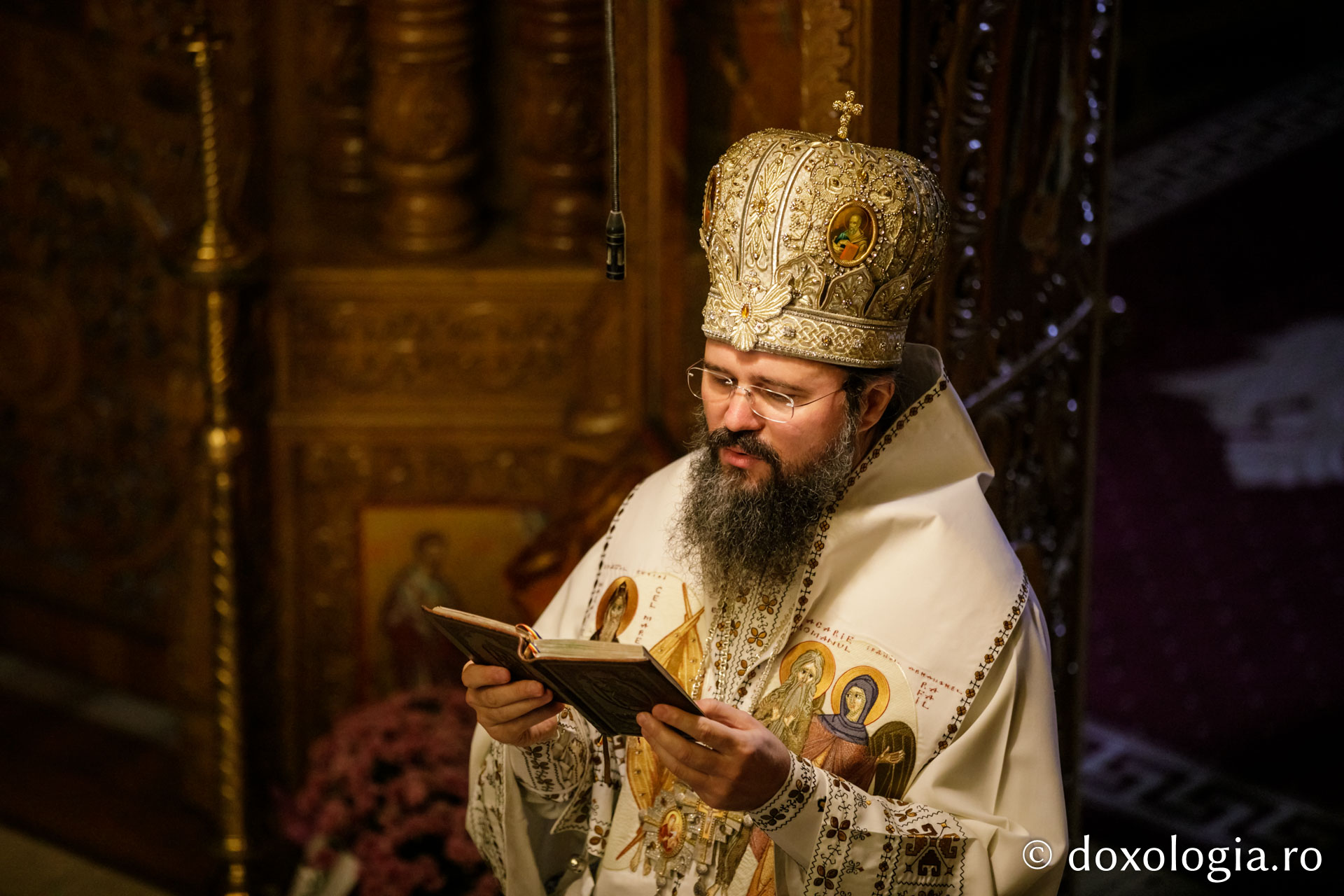 Pângărați, mănăstirea cu două biserici suprapuse, și-a cinstit ocrotitorii