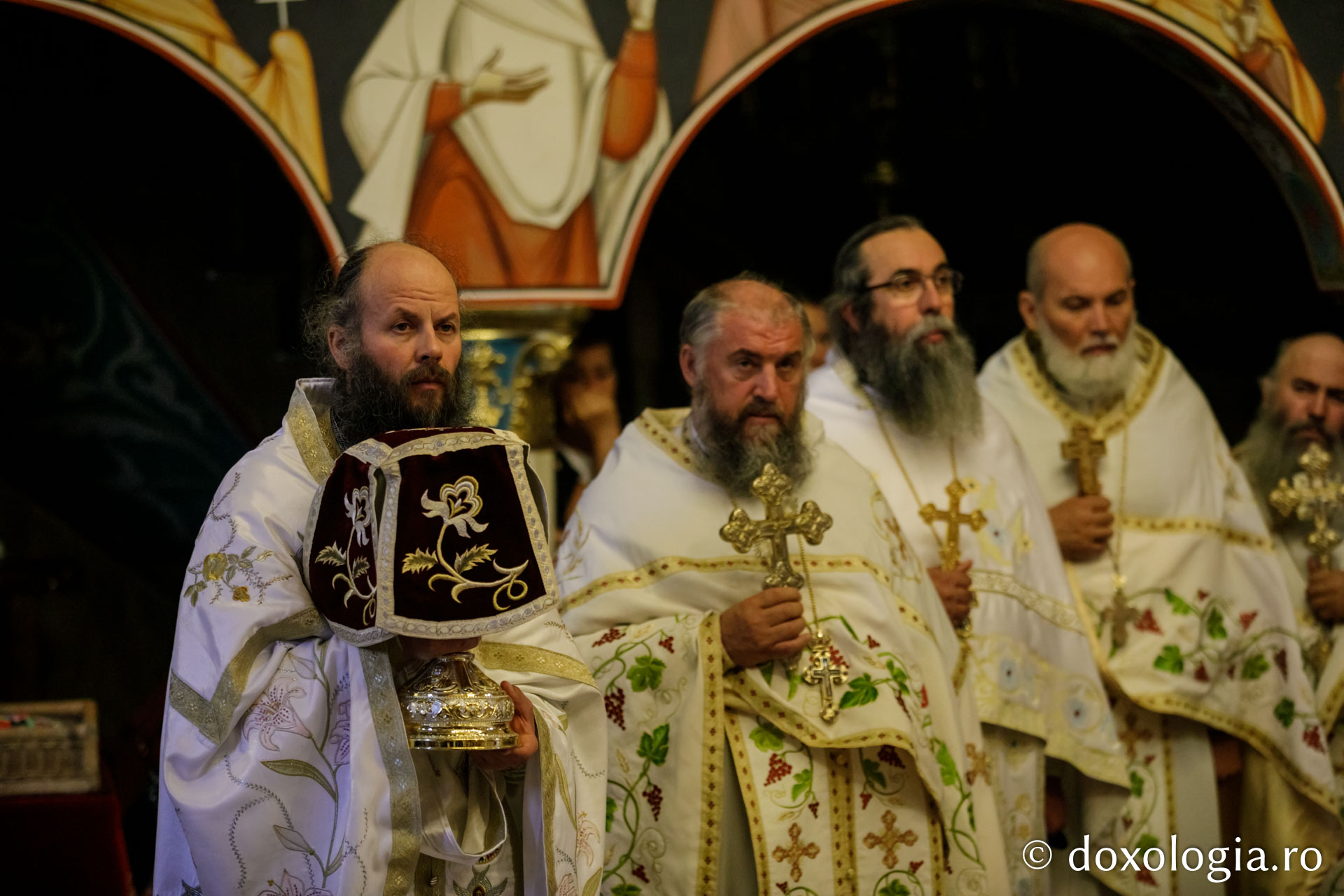 Pângărați, mănăstirea cu două biserici suprapuse, și-a cinstit ocrotitorii