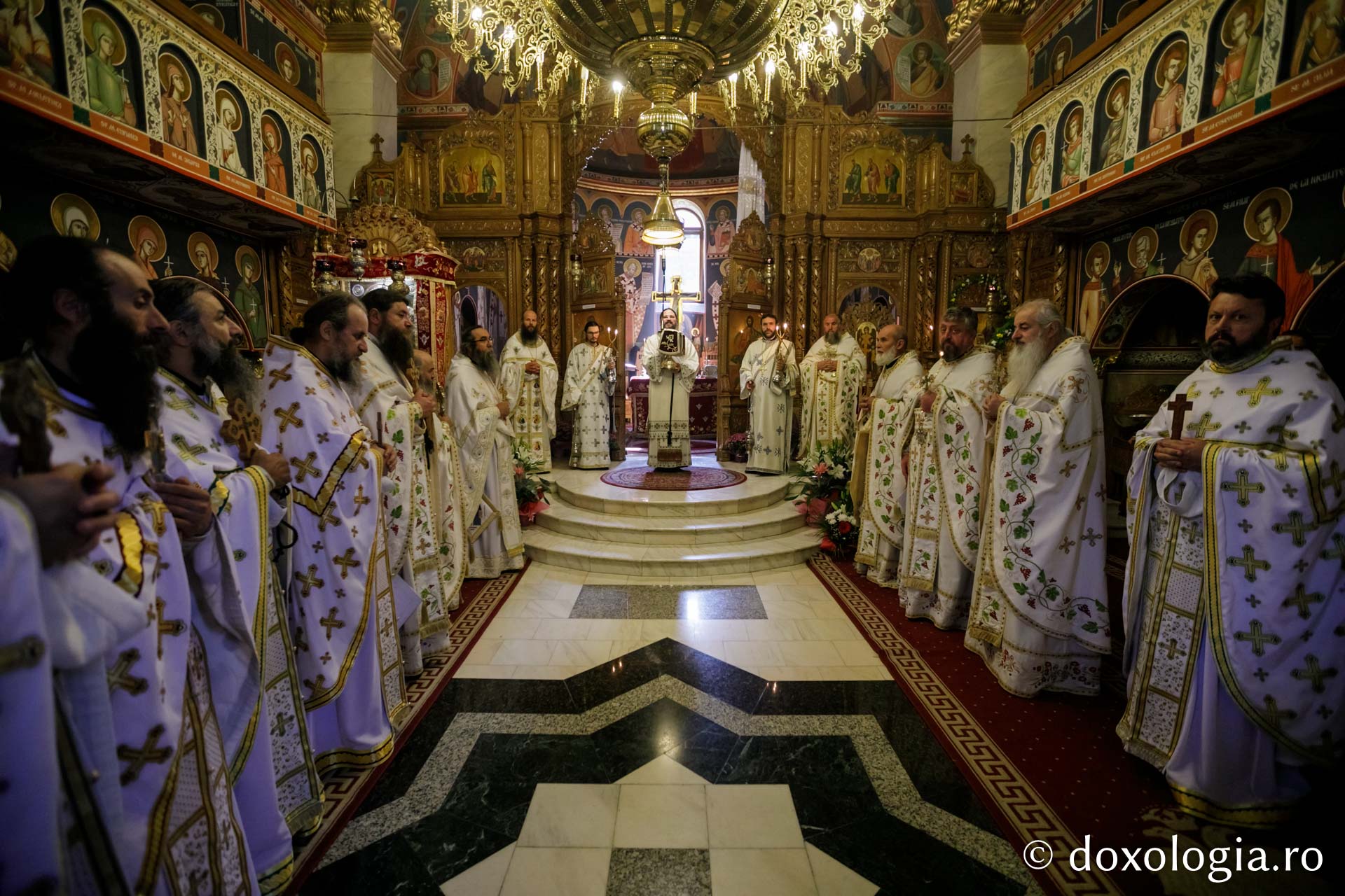 Pângărați, mănăstirea cu două biserici suprapuse, și-a cinstit ocrotitorii