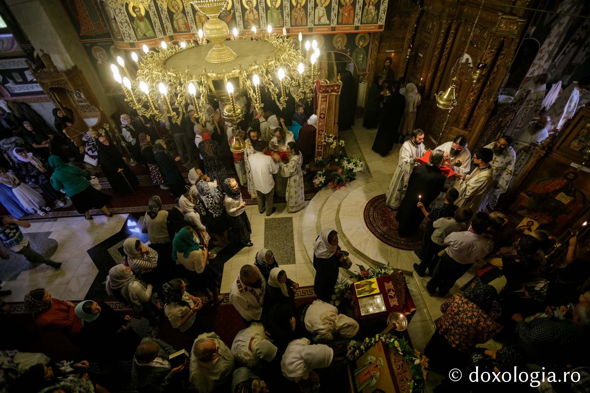 Pângărați, mănăstirea cu două biserici suprapuse, și-a cinstit ocrotitorii