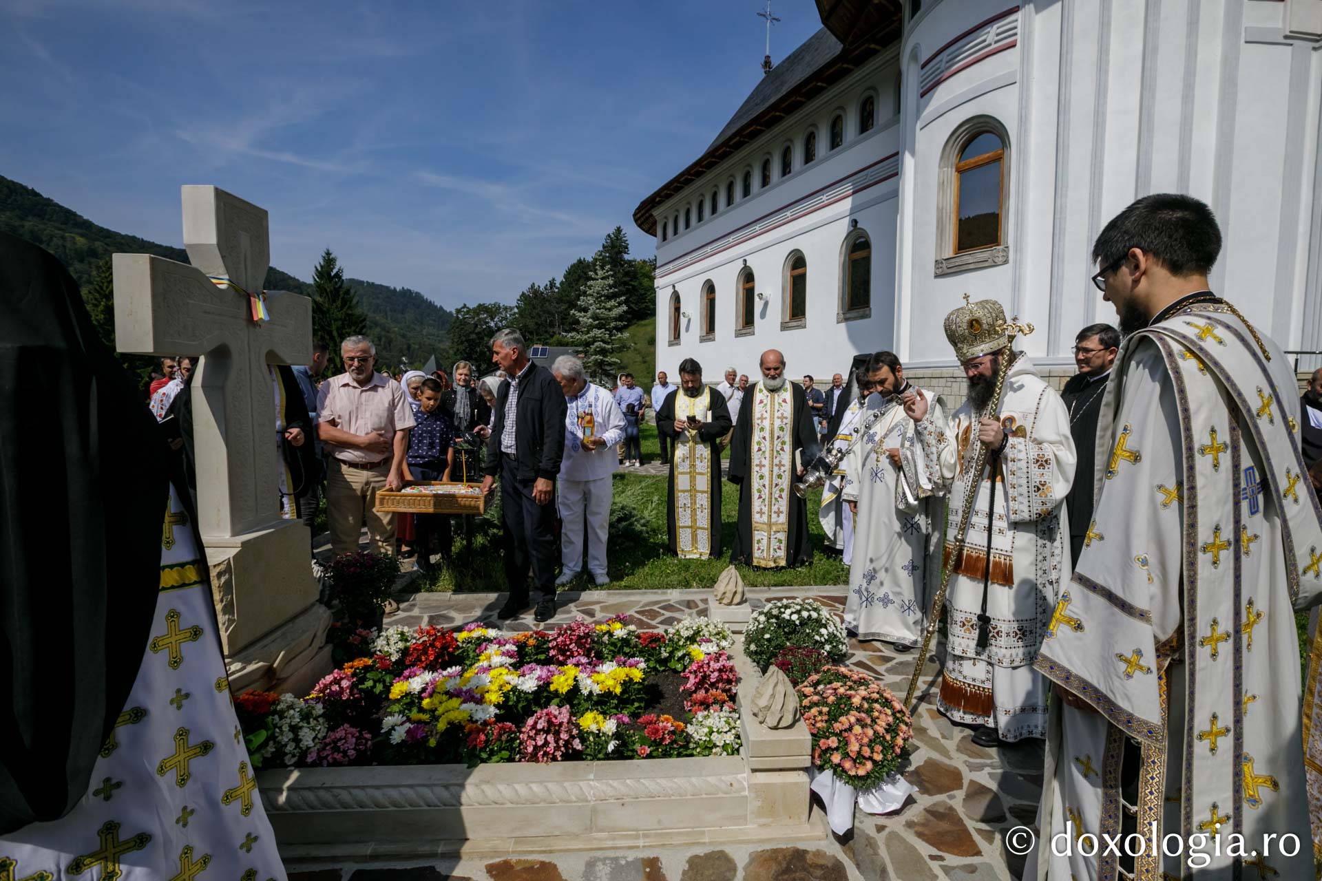 Pângărați, mănăstirea cu două biserici suprapuse, și-a cinstit ocrotitorii