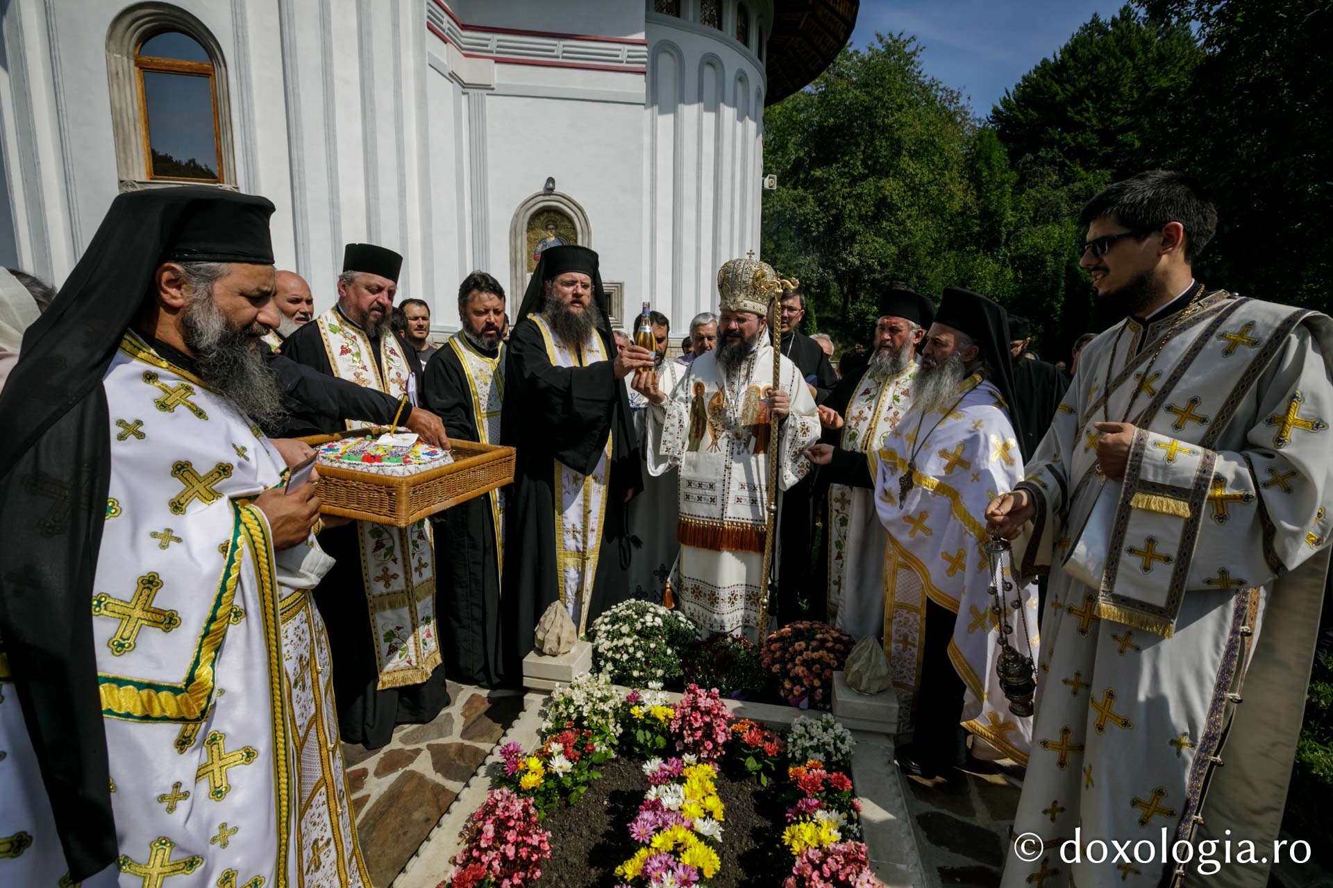 Pângărați, mănăstirea cu două biserici suprapuse, și-a cinstit ocrotitorii