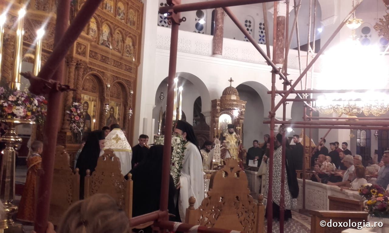 (Foto) Vecernie și procesiune la Sărbătoarea mutării moaștelor Sfântului Ierarh Nectarie, Insula Eghina – 2 septembrie 2019