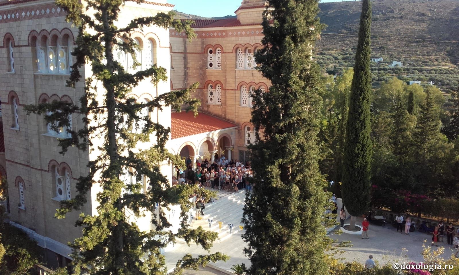 (Foto) Vecernie și procesiune la Sărbătoarea mutării moaștelor Sfântului Ierarh Nectarie, Insula Eghina – 2 septembrie 2019