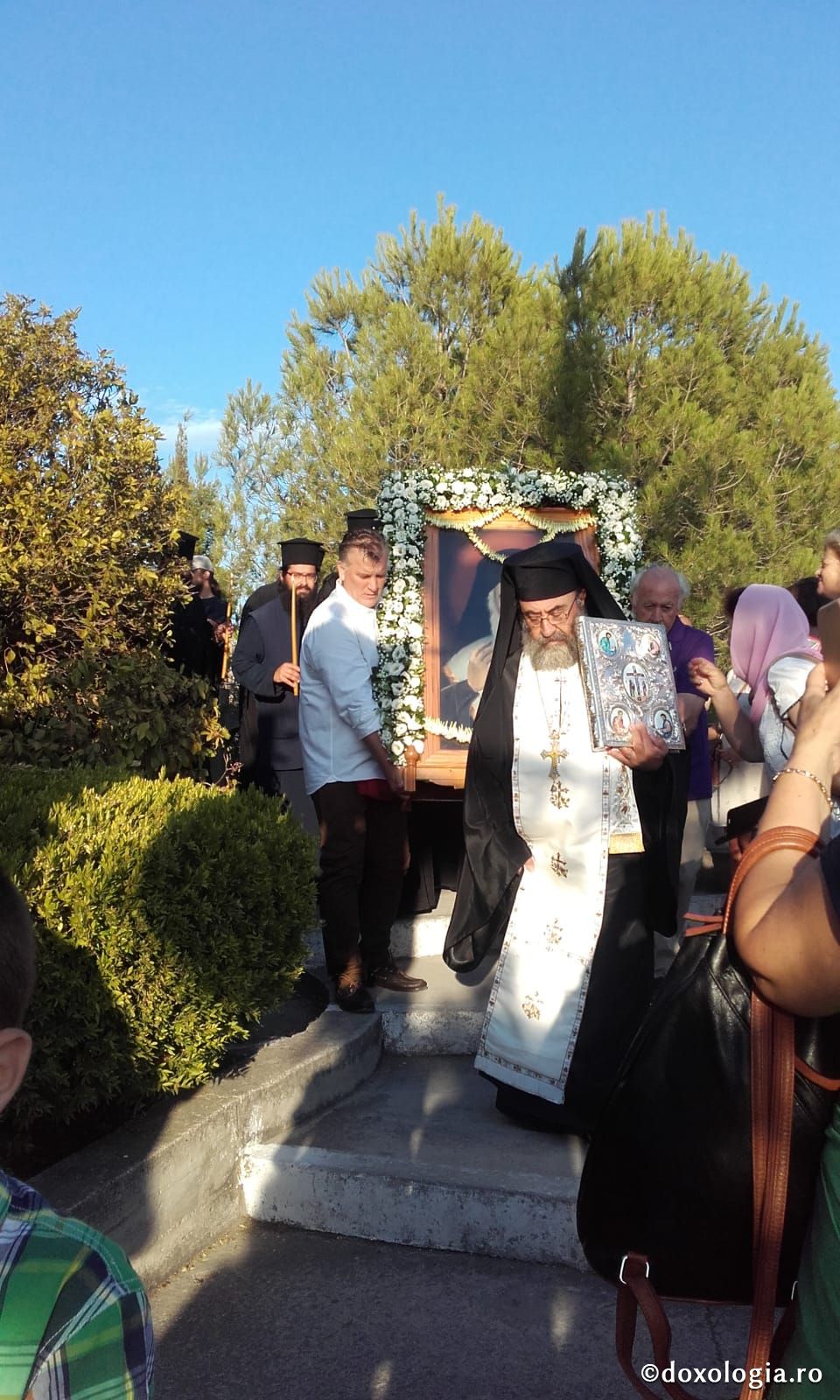 (Foto) Vecernie și procesiune la Sărbătoarea mutării moaștelor Sfântului Ierarh Nectarie, Insula Eghina – 2 septembrie 2019