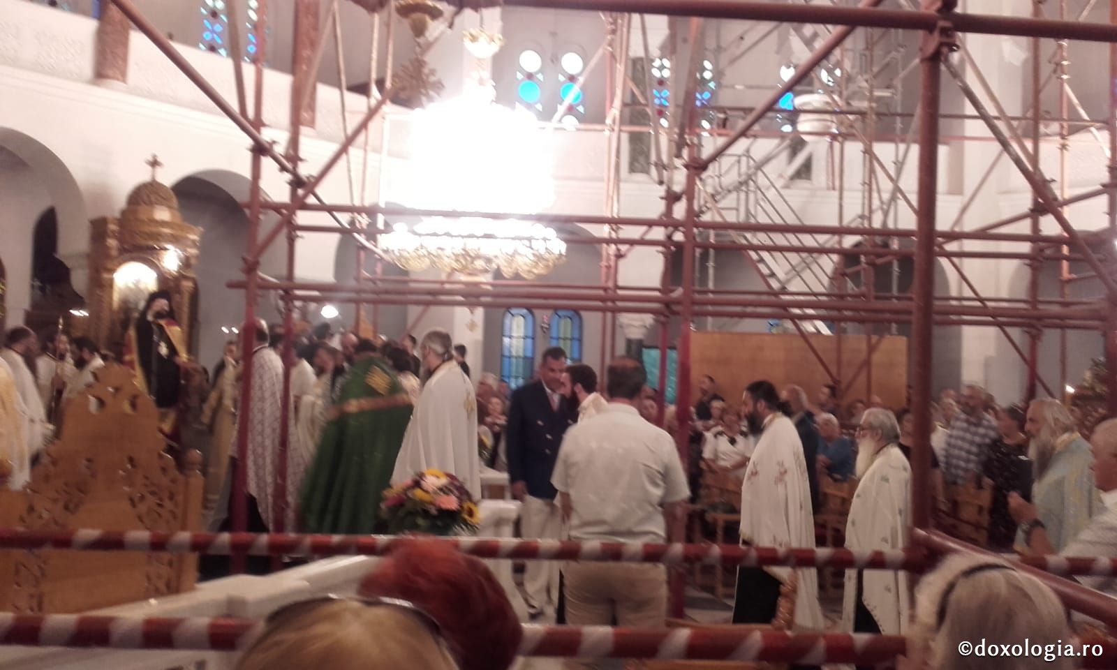 (Foto) Vecernie și procesiune la Sărbătoarea mutării moaștelor Sfântului Ierarh Nectarie, Insula Eghina – 2 septembrie 2019