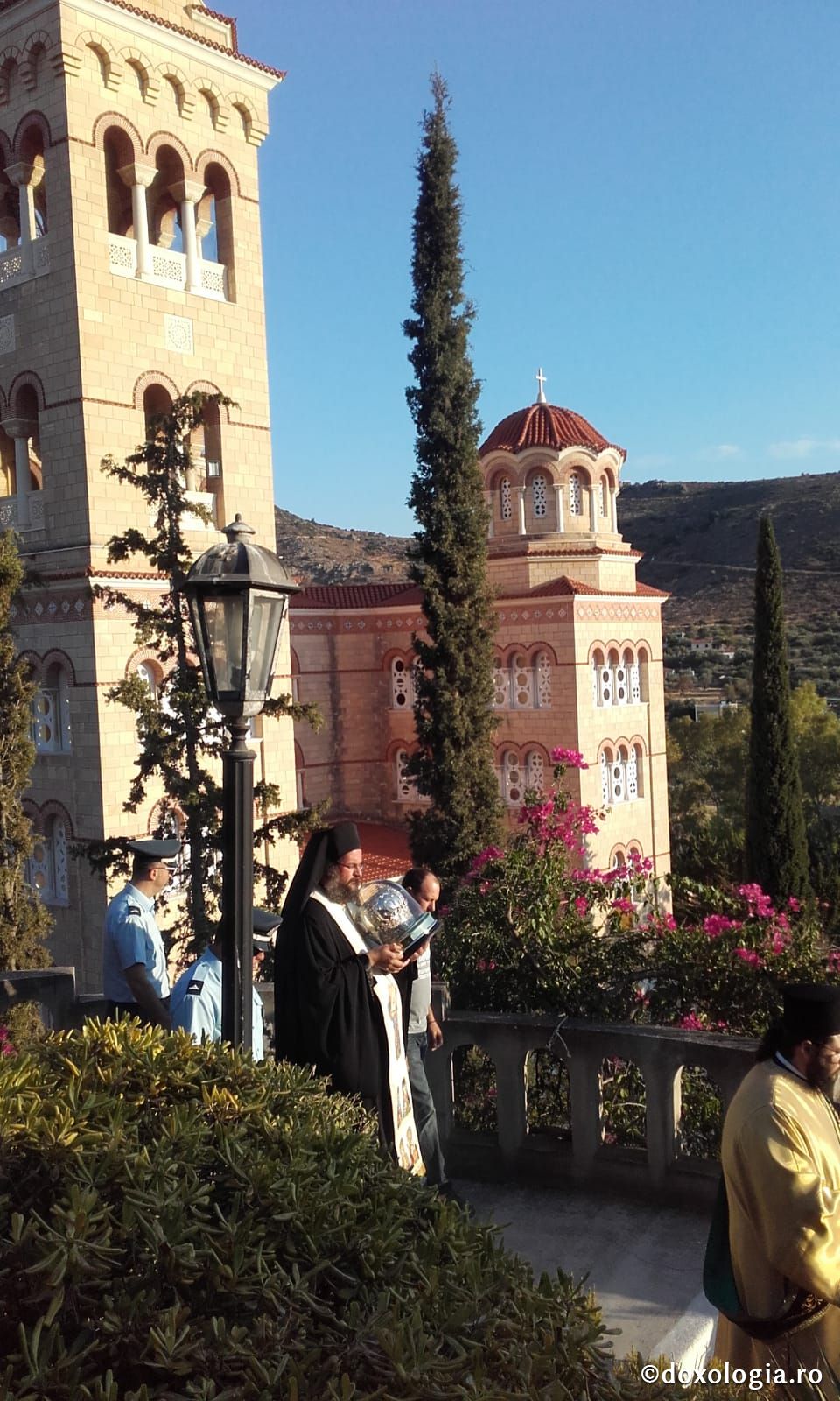 (Foto) Vecernie și procesiune la Sărbătoarea mutării moaștelor Sfântului Ierarh Nectarie, Insula Eghina – 2 septembrie 2019