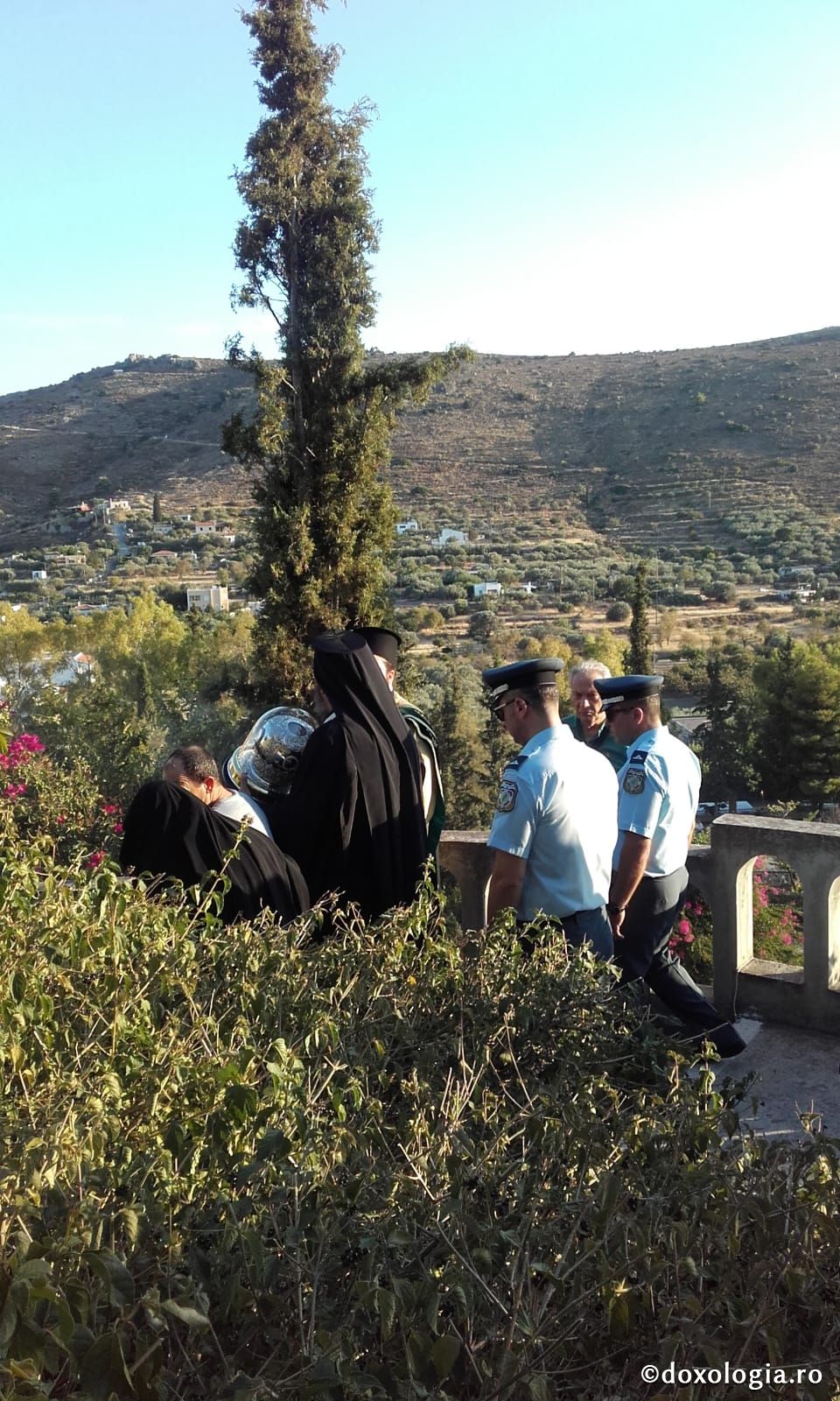 (Foto) Vecernie și procesiune la Sărbătoarea mutării moaștelor Sfântului Ierarh Nectarie, Insula Eghina – 2 septembrie 2019