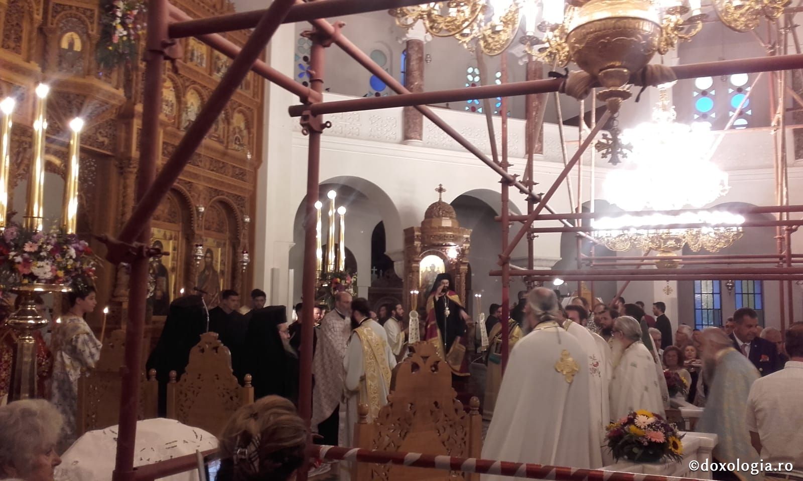 (Foto) Vecernie și procesiune la Sărbătoarea mutării moaștelor Sfântului Ierarh Nectarie, Insula Eghina – 2 septembrie 2019