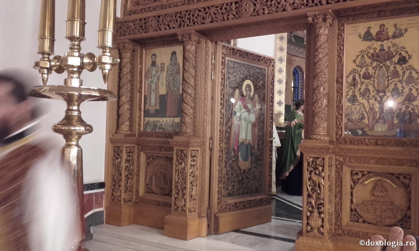 (Foto) Vecernie și procesiune la Sărbătoarea mutării moaștelor Sfântului Ierarh Nectarie, Insula Eghina – 2 septembrie 2019