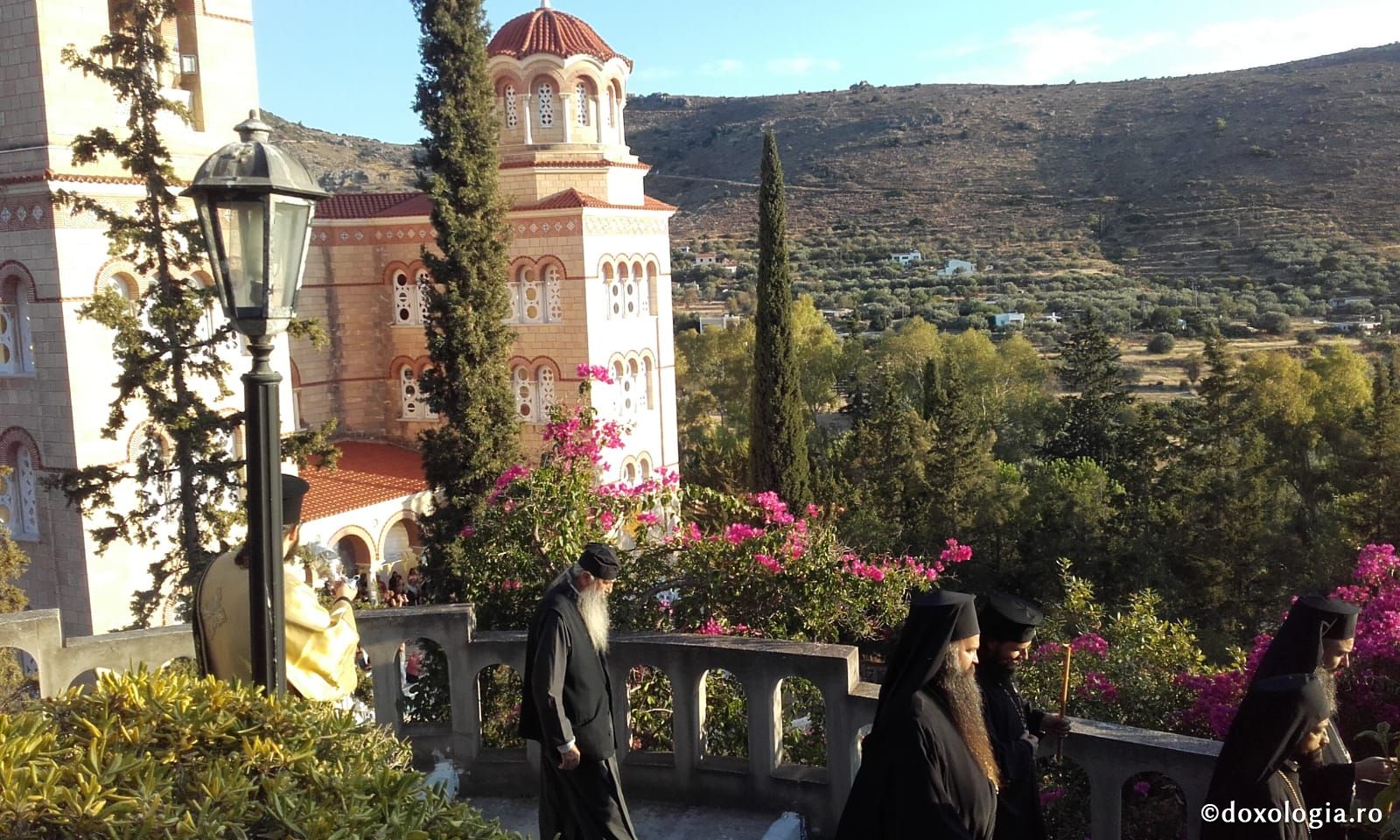 (Foto) Vecernie și procesiune la Sărbătoarea mutării moaștelor Sfântului Ierarh Nectarie, Insula Eghina – 2 septembrie 2019