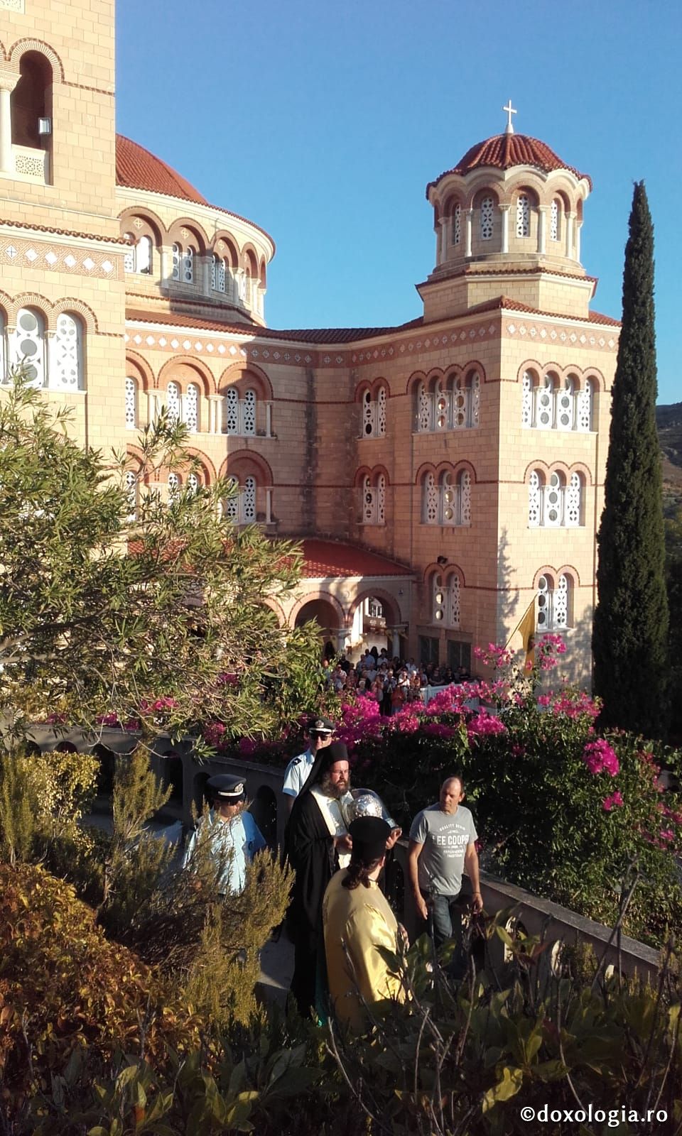 (Foto) Vecernie și procesiune la Sărbătoarea mutării moaștelor Sfântului Ierarh Nectarie, Insula Eghina – 2 septembrie 2019