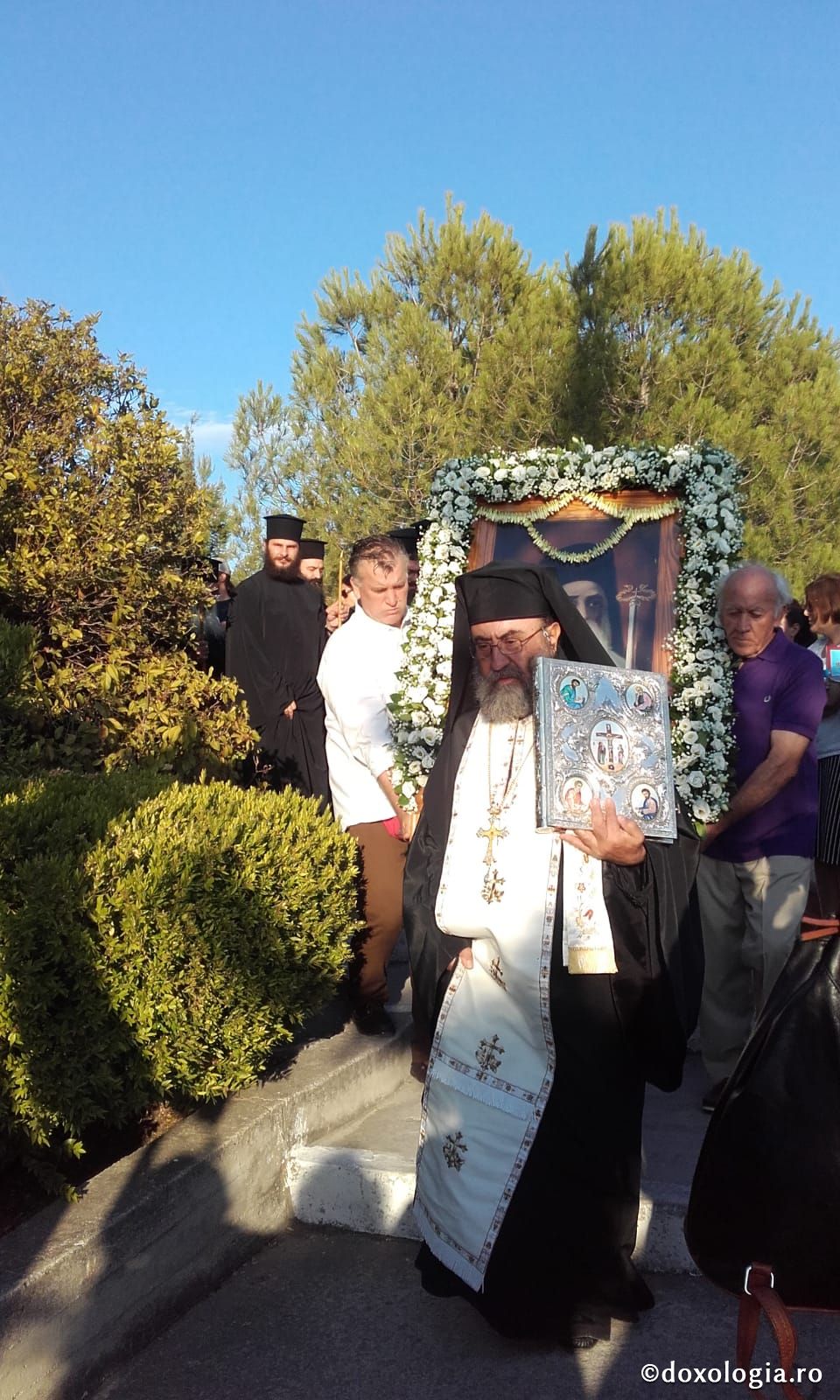 (Foto) Vecernie și procesiune la Sărbătoarea mutării moaștelor Sfântului Ierarh Nectarie, Insula Eghina – 2 septembrie 2019