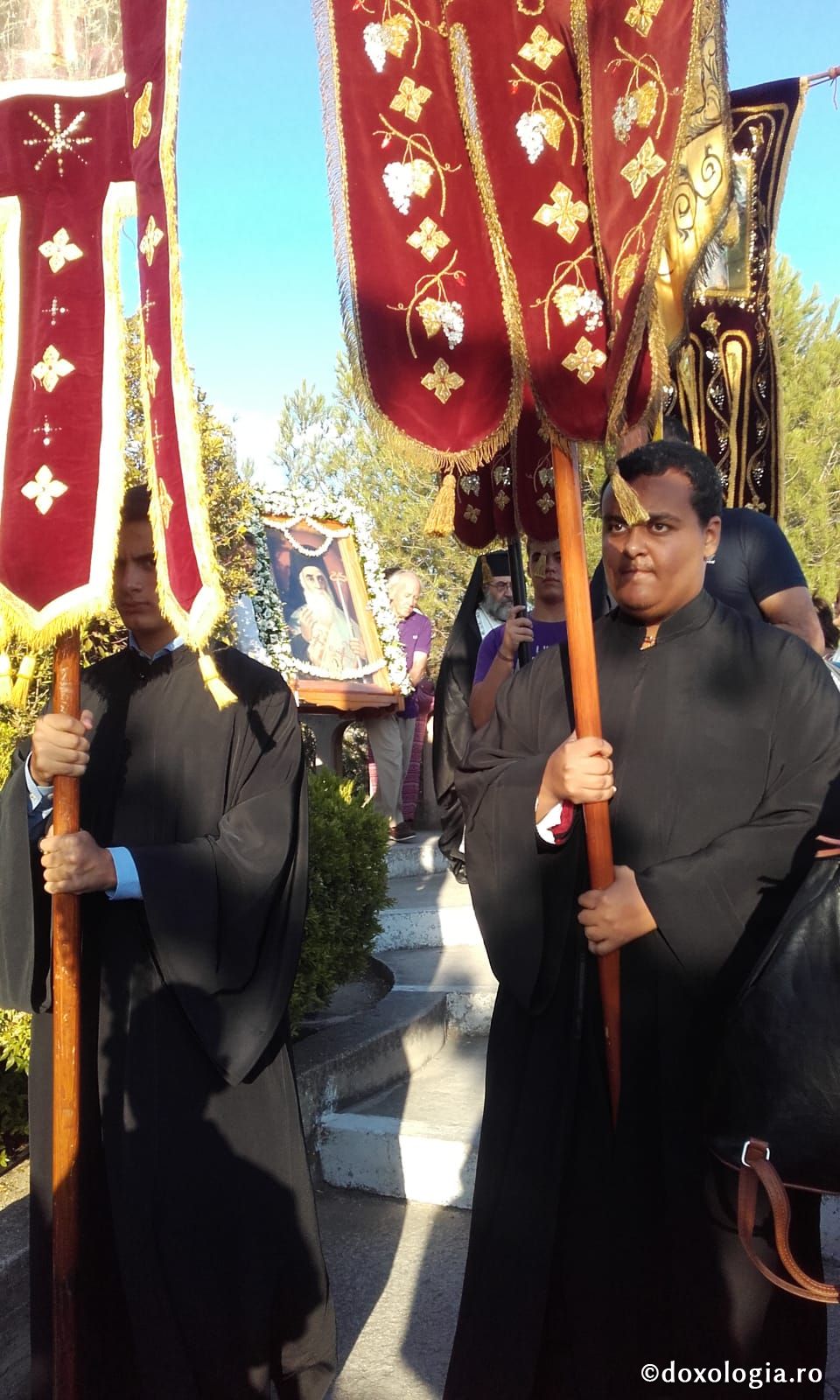 (Foto) Vecernie și procesiune la Sărbătoarea mutării moaștelor Sfântului Ierarh Nectarie, Insula Eghina – 2 septembrie 2019