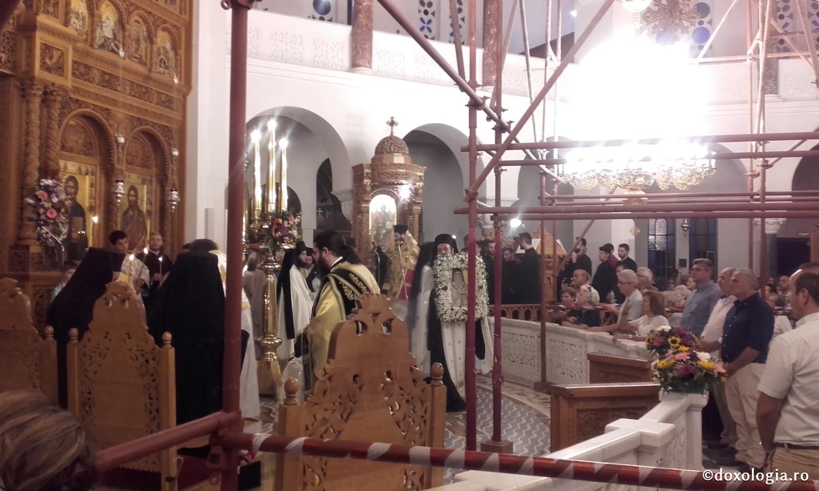 (Foto) Vecernie și procesiune la Sărbătoarea mutării moaștelor Sfântului Ierarh Nectarie, Insula Eghina – 2 septembrie 2019