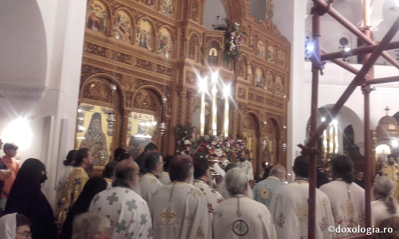 (Foto) Vecernie și procesiune la Sărbătoarea mutării moaștelor Sfântului Ierarh Nectarie, Insula Eghina – 2 septembrie 2019