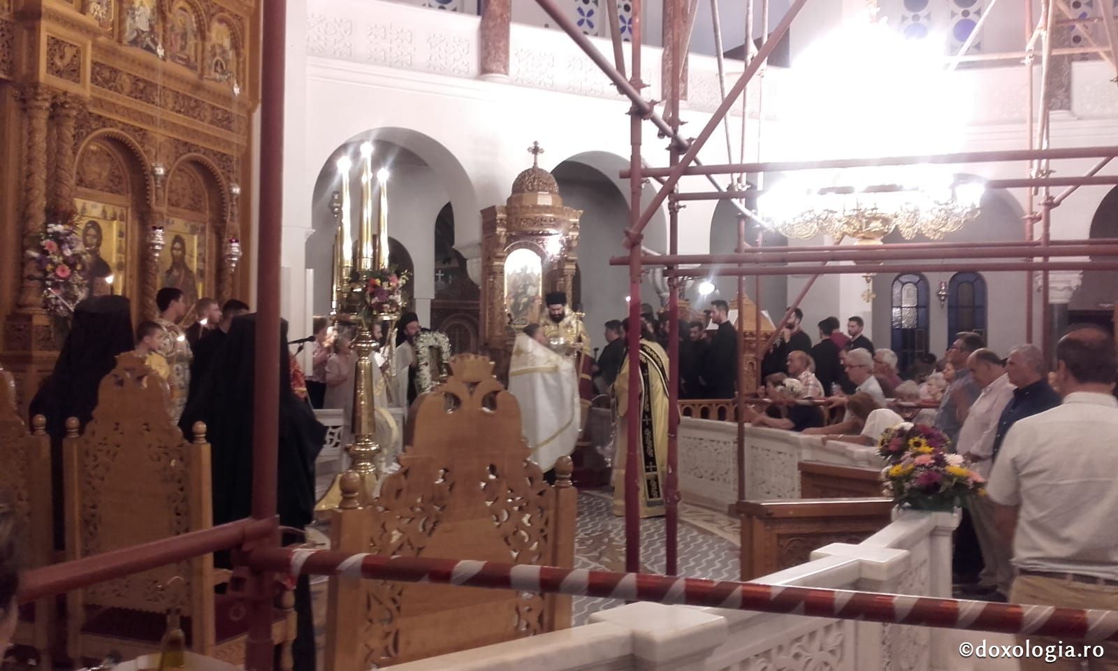 (Foto) Vecernie și procesiune la Sărbătoarea mutării moaștelor Sfântului Ierarh Nectarie, Insula Eghina – 2 septembrie 2019