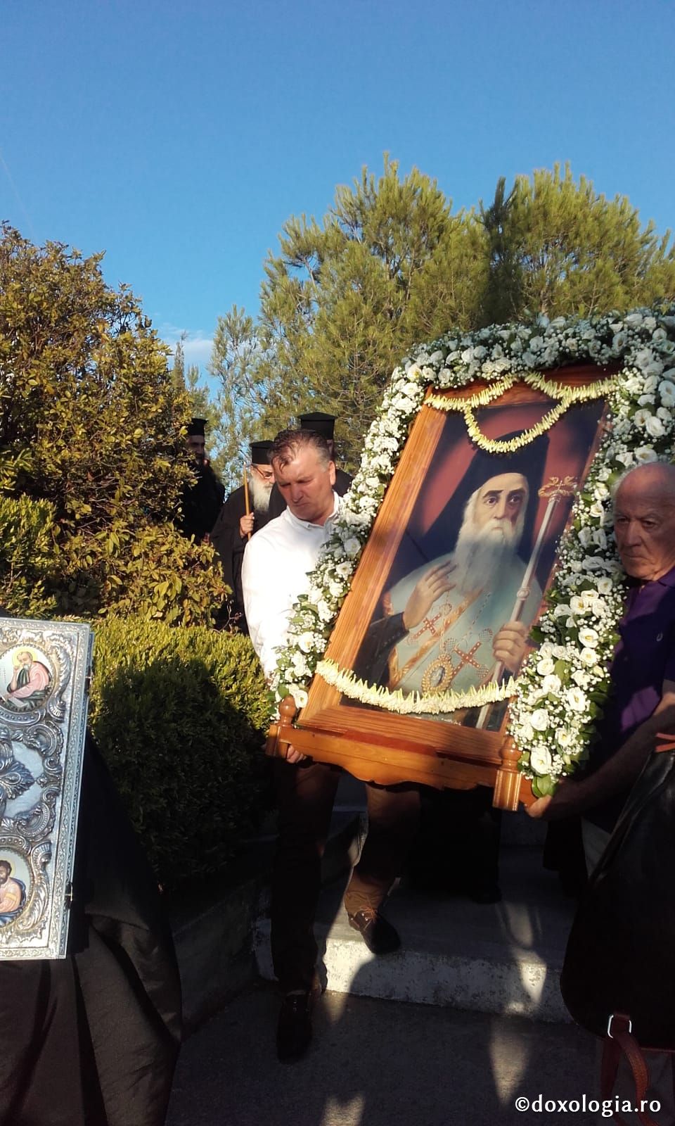 (Foto) Vecernie și procesiune la Sărbătoarea mutării moaștelor Sfântului Ierarh Nectarie, Insula Eghina – 2 septembrie 2019