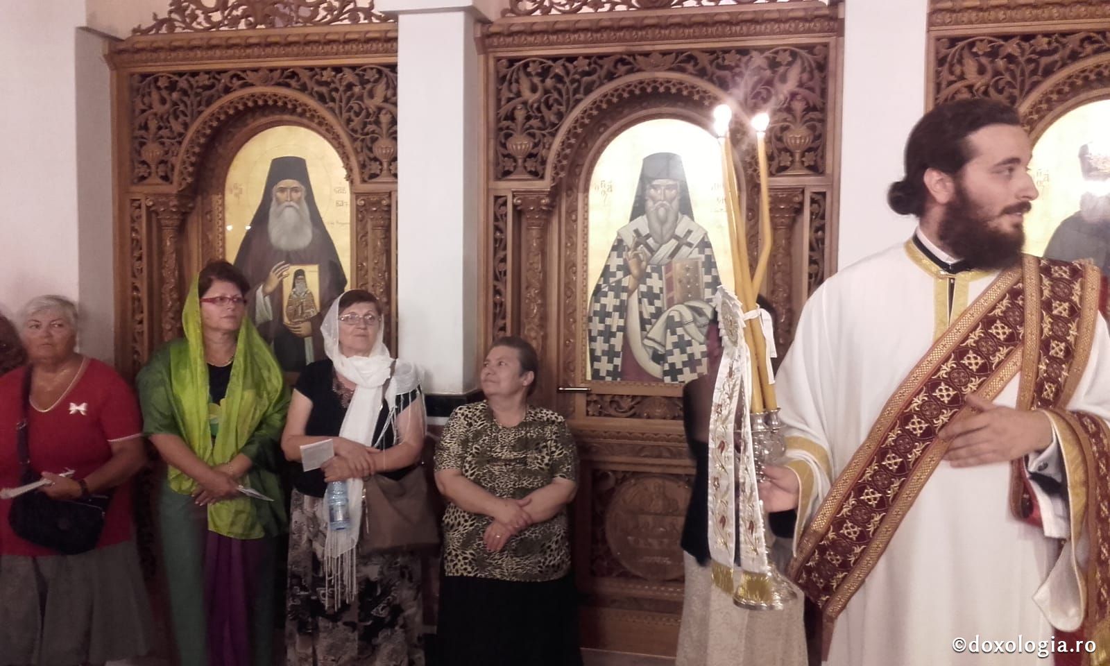 (Foto) Vecernie și procesiune la Sărbătoarea mutării moaștelor Sfântului Ierarh Nectarie, Insula Eghina – 2 septembrie 2019