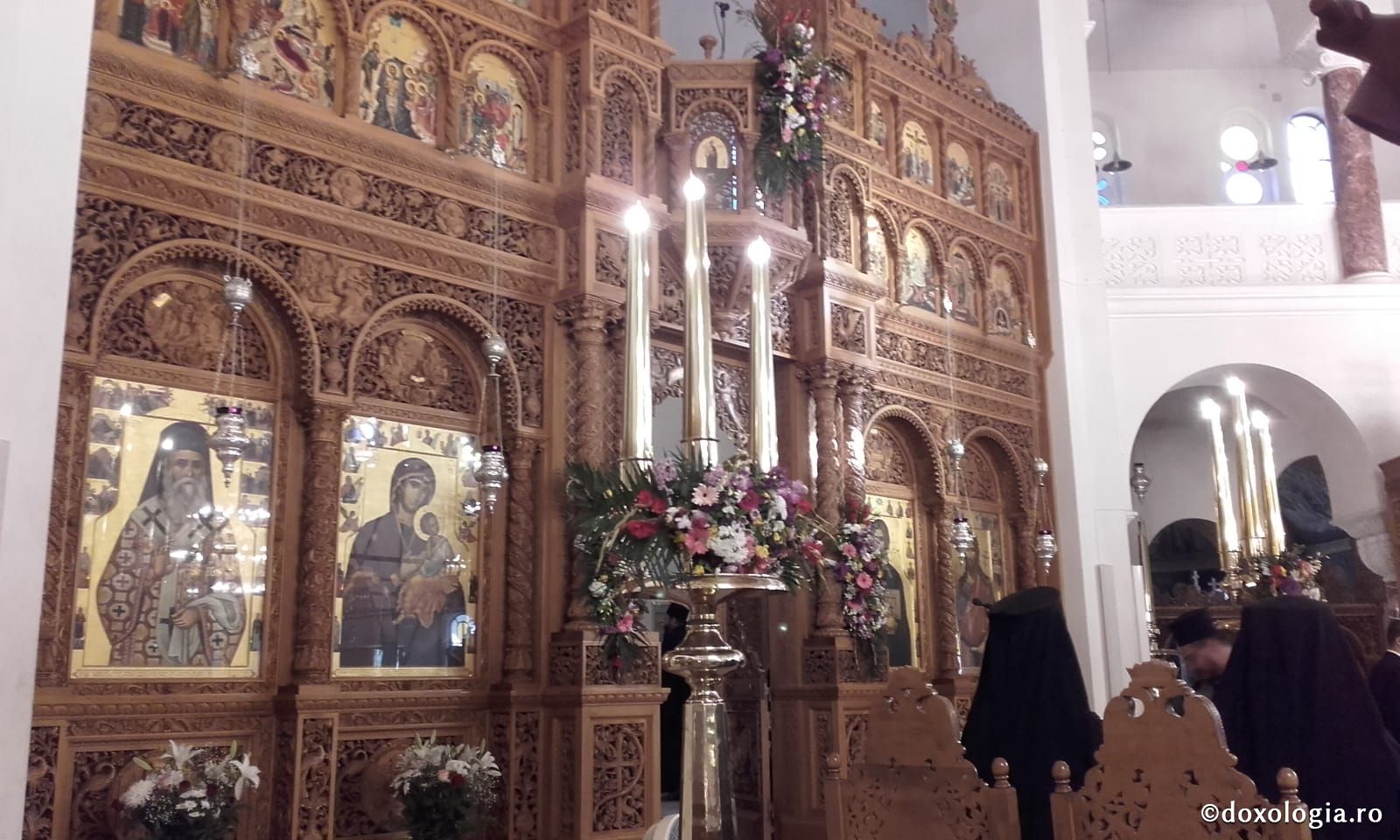 (Foto) Vecernie și procesiune la Sărbătoarea mutării moaștelor Sfântului Ierarh Nectarie, Insula Eghina – 2 septembrie 2019