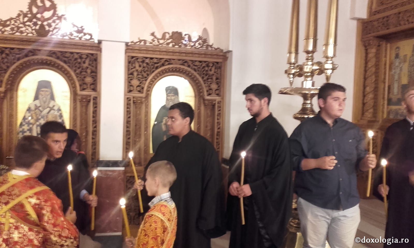 (Foto) Vecernie și procesiune la Sărbătoarea mutării moaștelor Sfântului Ierarh Nectarie, Insula Eghina – 2 septembrie 2019