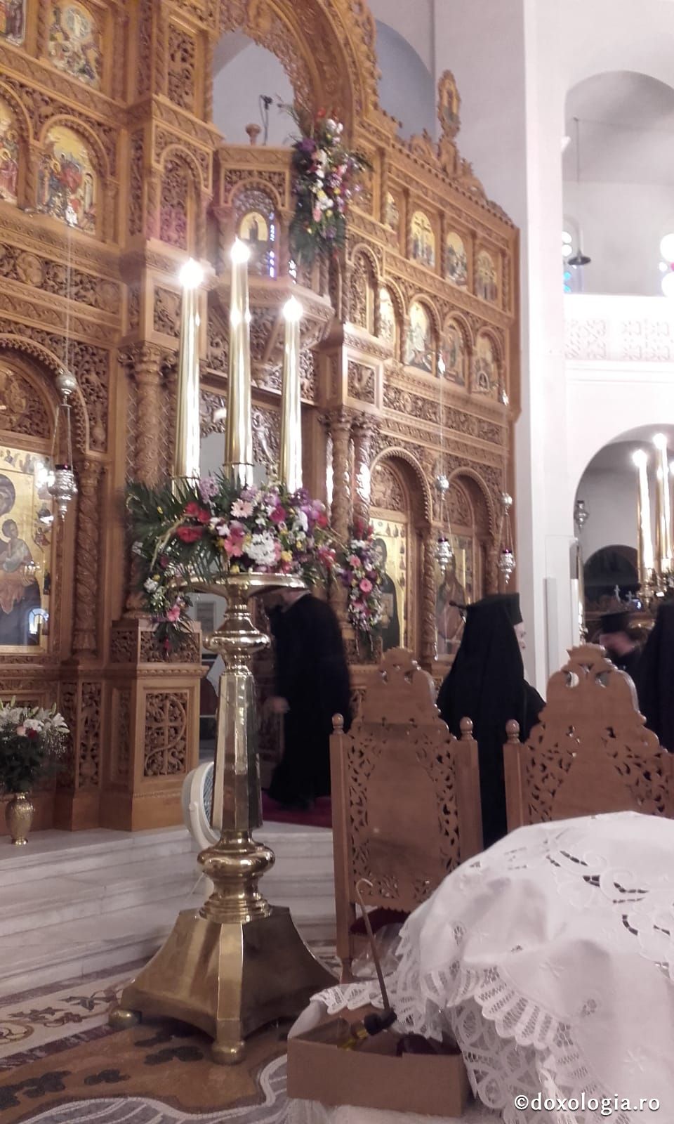 (Foto) Vecernie și procesiune la Sărbătoarea mutării moaștelor Sfântului Ierarh Nectarie, Insula Eghina – 2 septembrie 2019