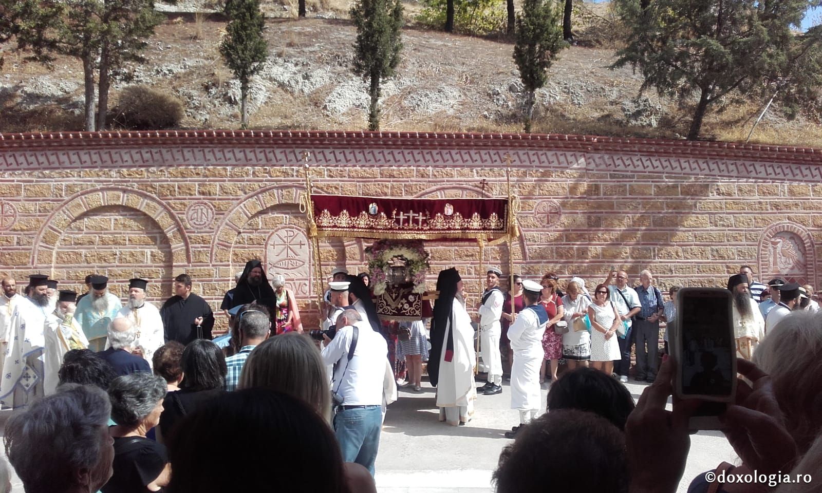 (Foto) Sărbătoarea mutării moaștelor Sfântului Ierarh Nectarie, Insula Eghina – 3 septembrie 2019