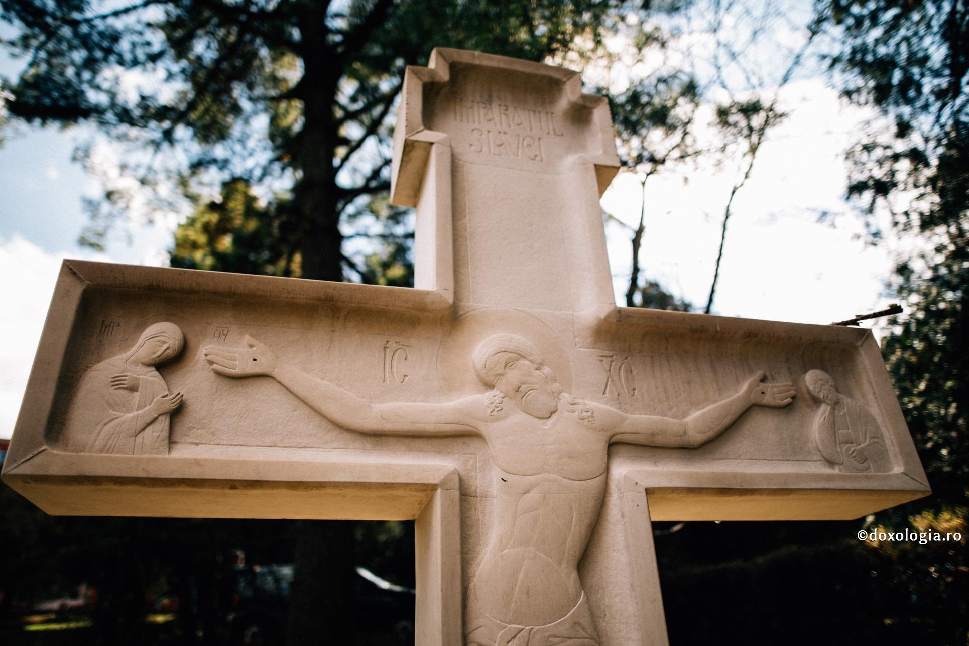 cruce sculptată din piatră