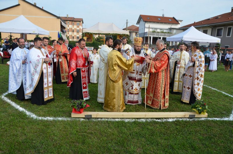 PS Atanasie de Bogdania a pus piatra de temelie a noii biserici de zid a Parohiei „Sfântul Emilian din Durostor” din Orbassano