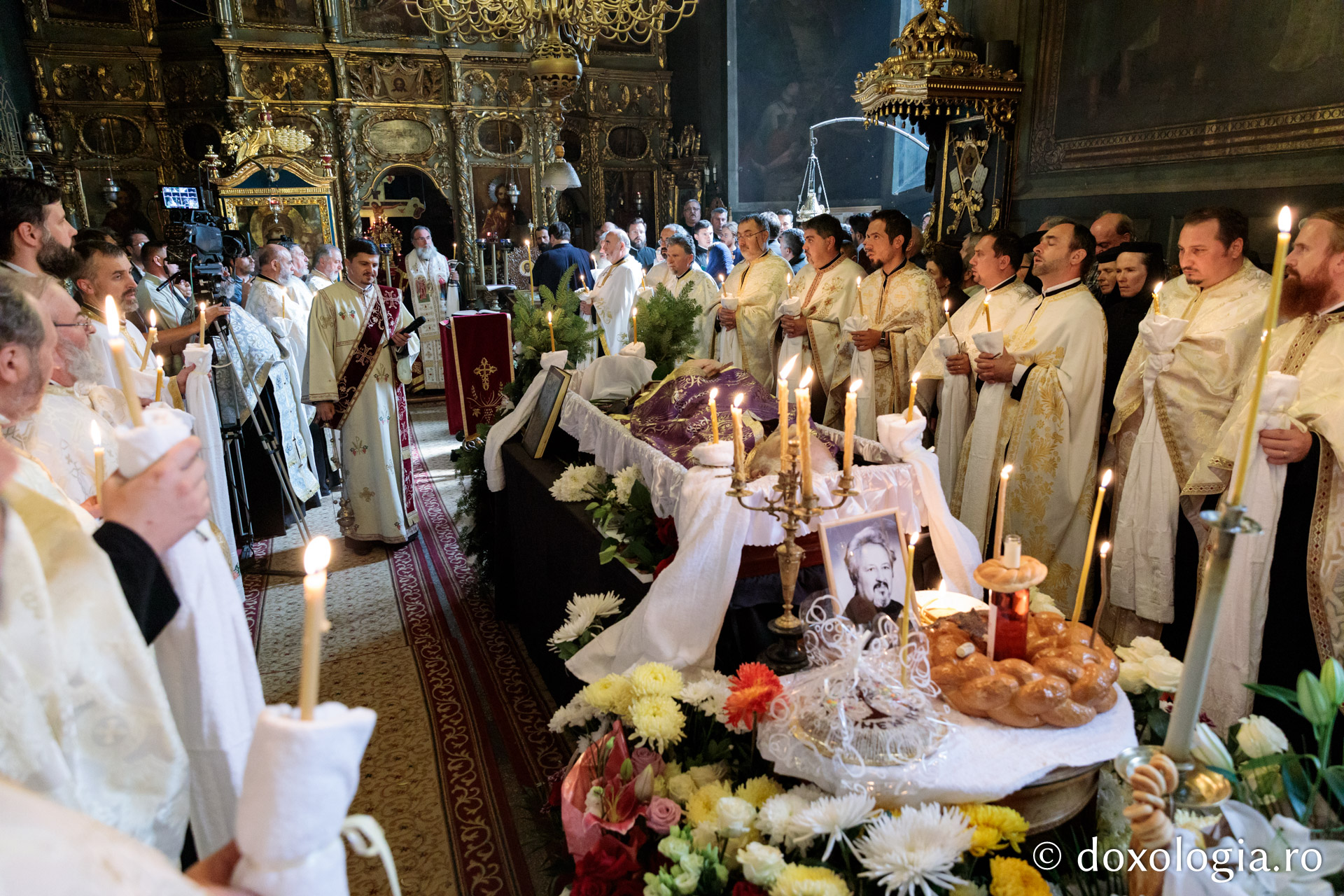 Părintele profesor Florin Bucescu a fost înmormântat