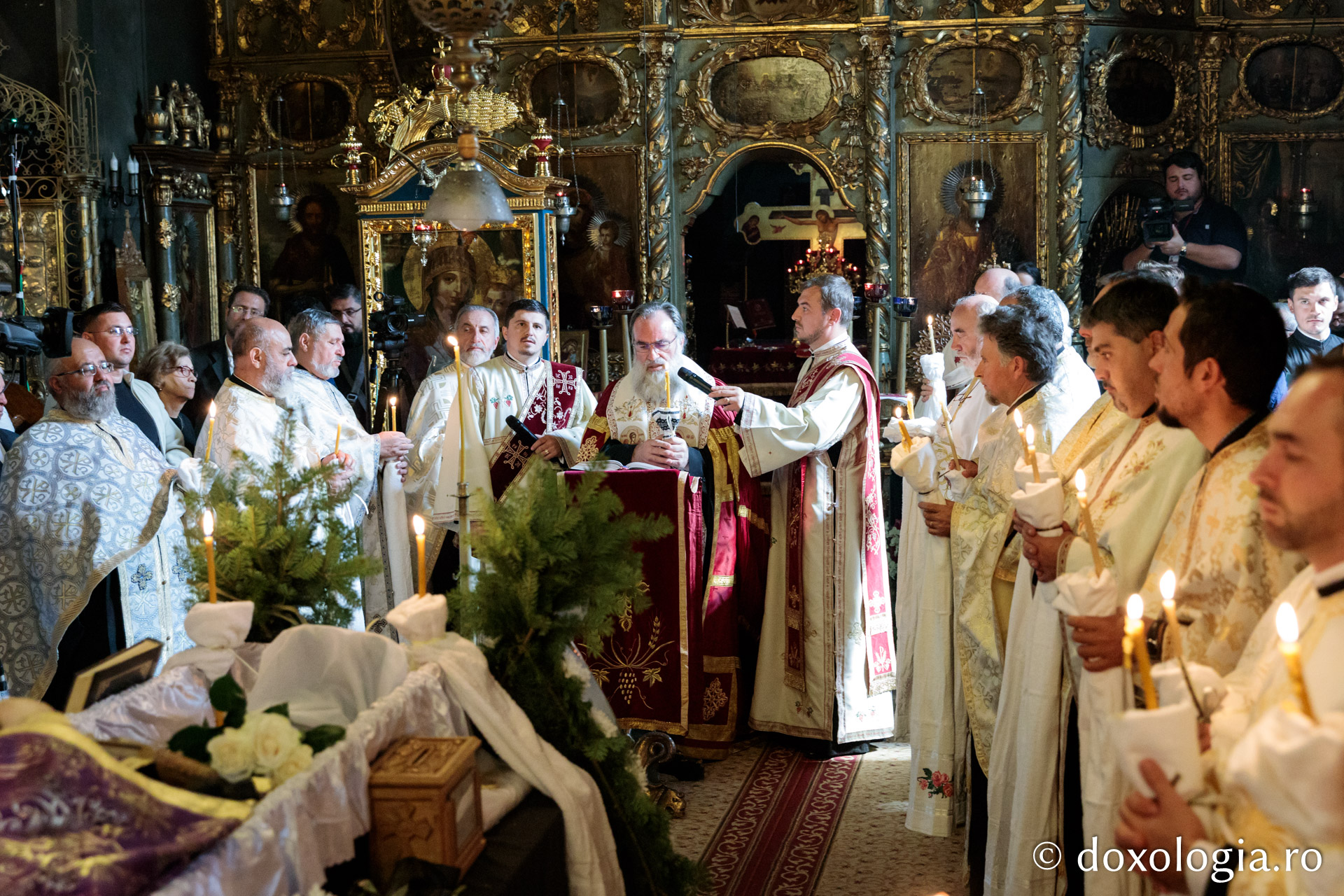 Părintele profesor Florin Bucescu a fost înmormântat