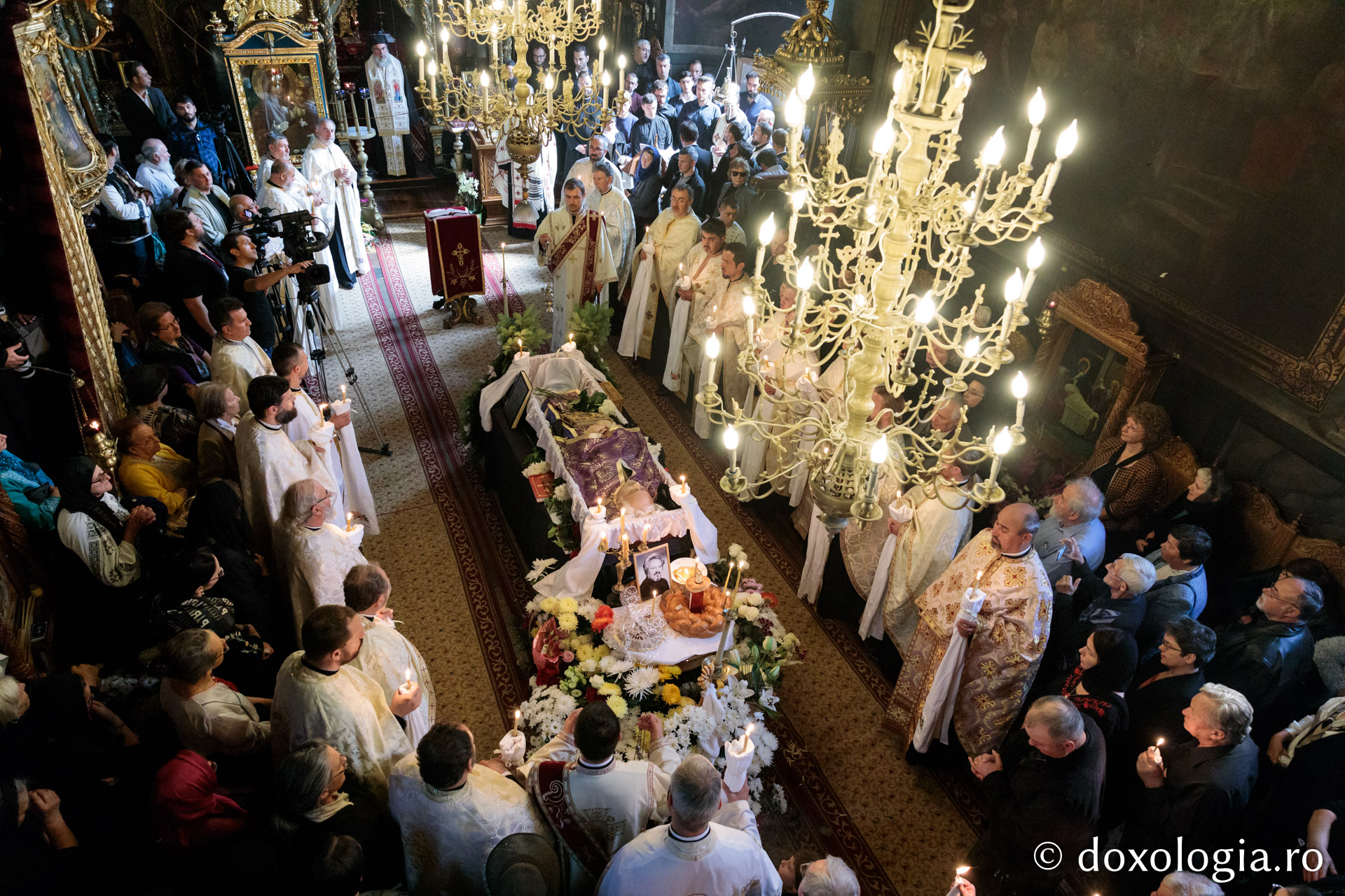 Părintele profesor Florin Bucescu a fost înmormântat