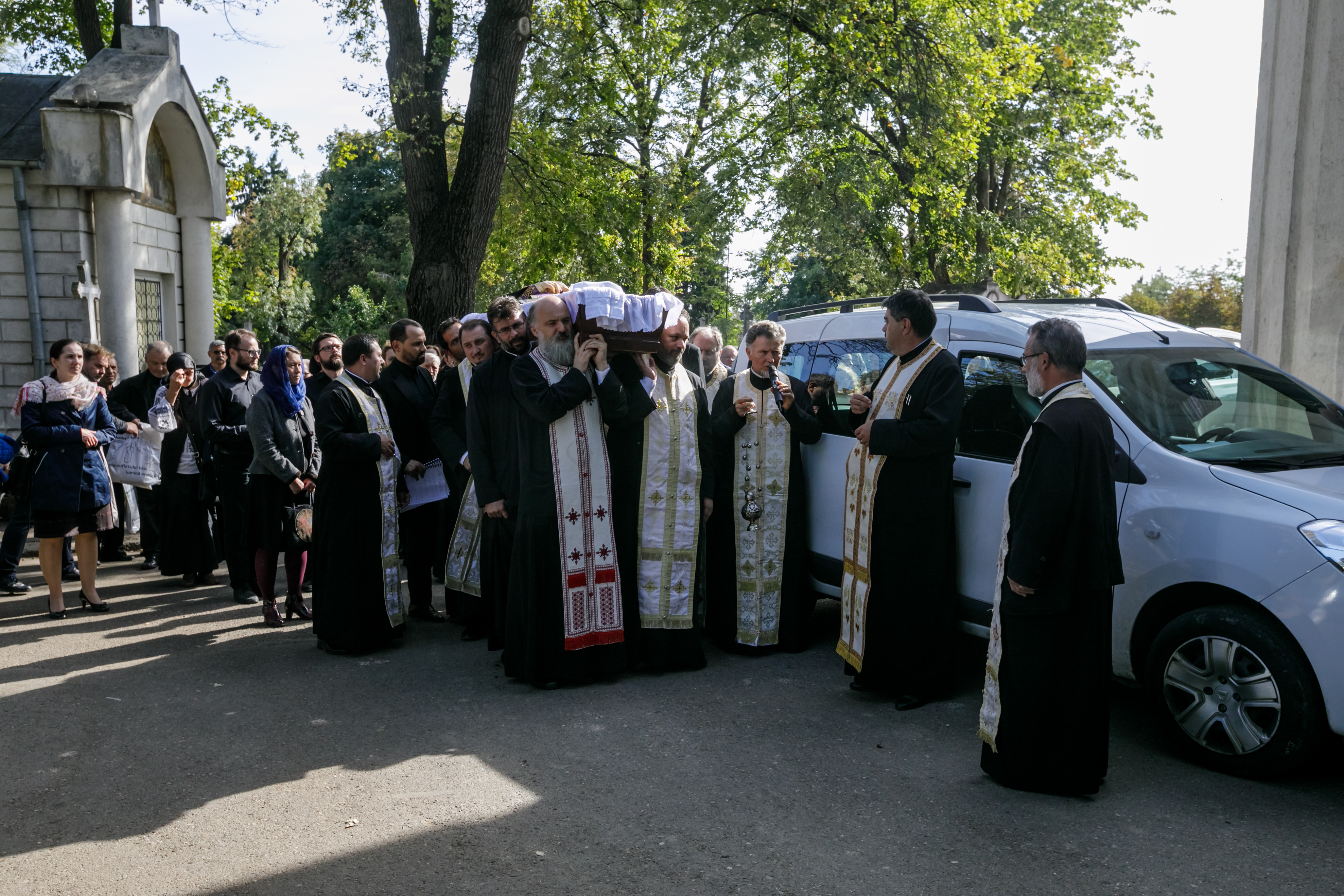 Părintele profesor Florin Bucescu a fost înmormântat