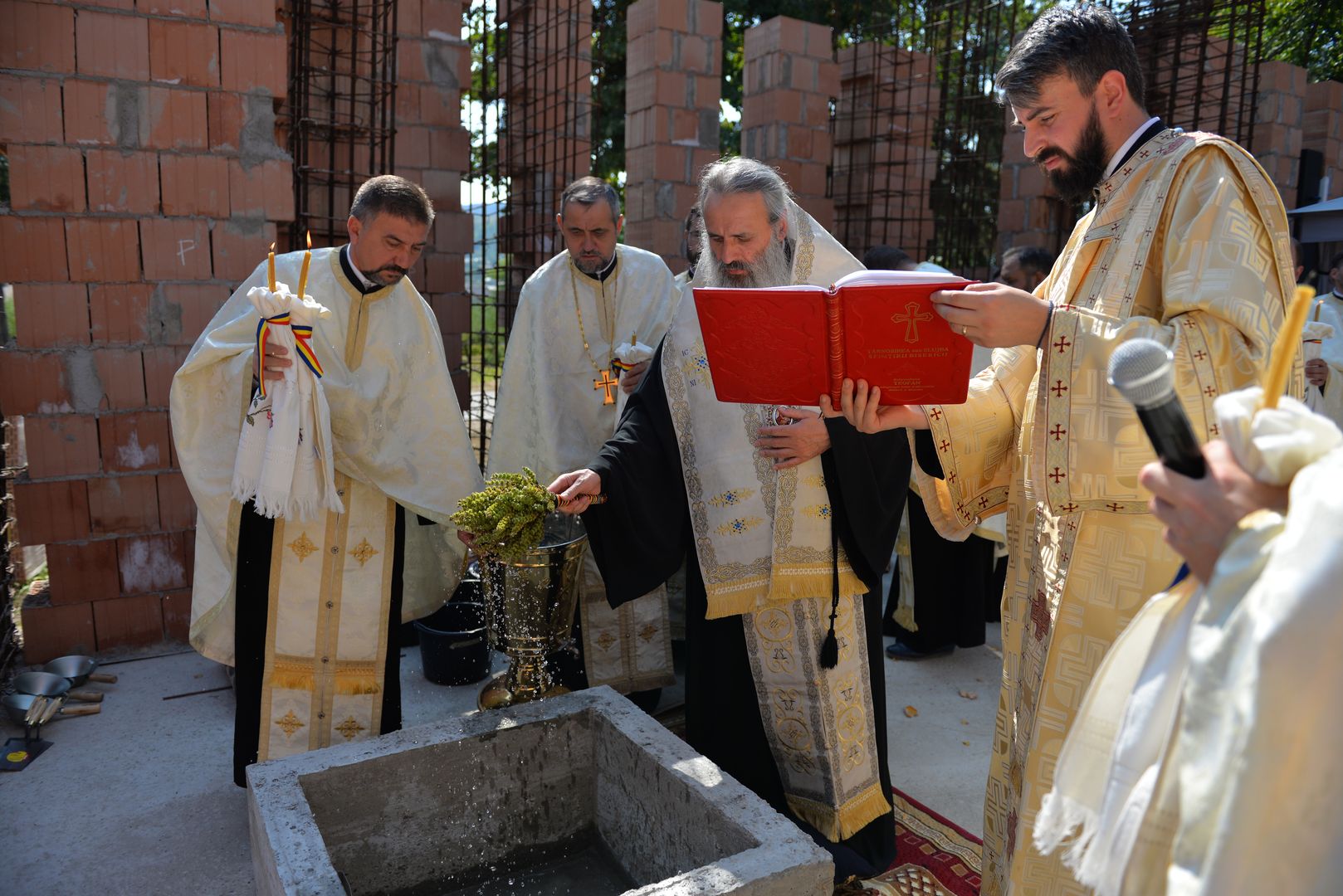 IPS Teofan a pus piatra de temelie pentru viitoarea biserică a Centrului medical din Răducăneni
