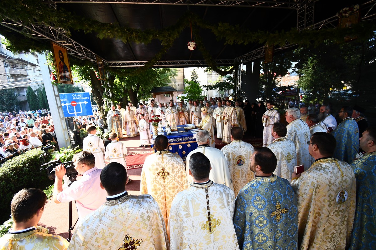 Biserica „Sfinţii Împăraţi Constantin şi Elena” din Gura Humorului a primit veşmântul sfinţirii