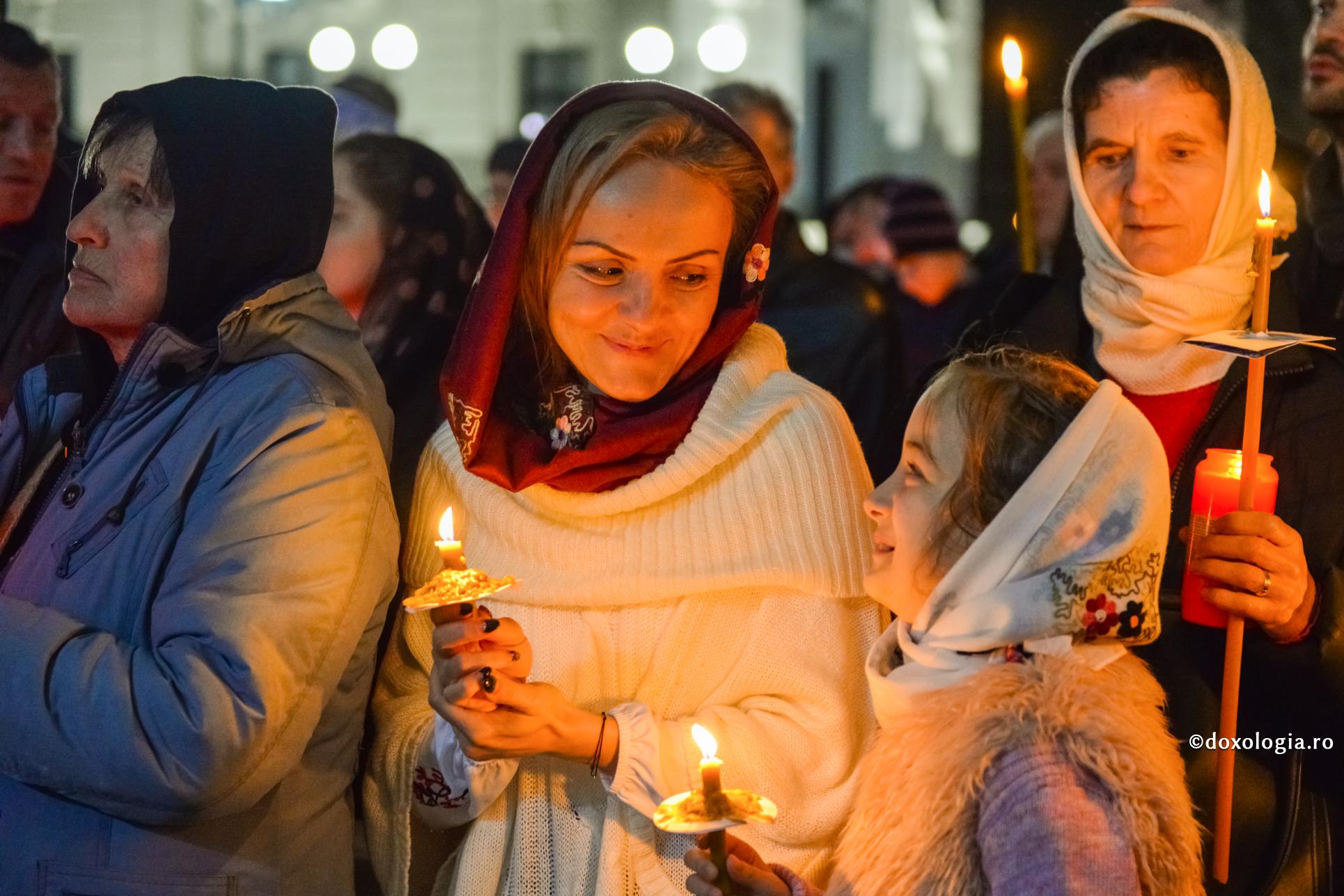 În educația creștină, cel mai important este să trăim ceea ce îi învățăm pe copii / Foto: Adrian Sârbu mamă și fiică privindu-se în ochi