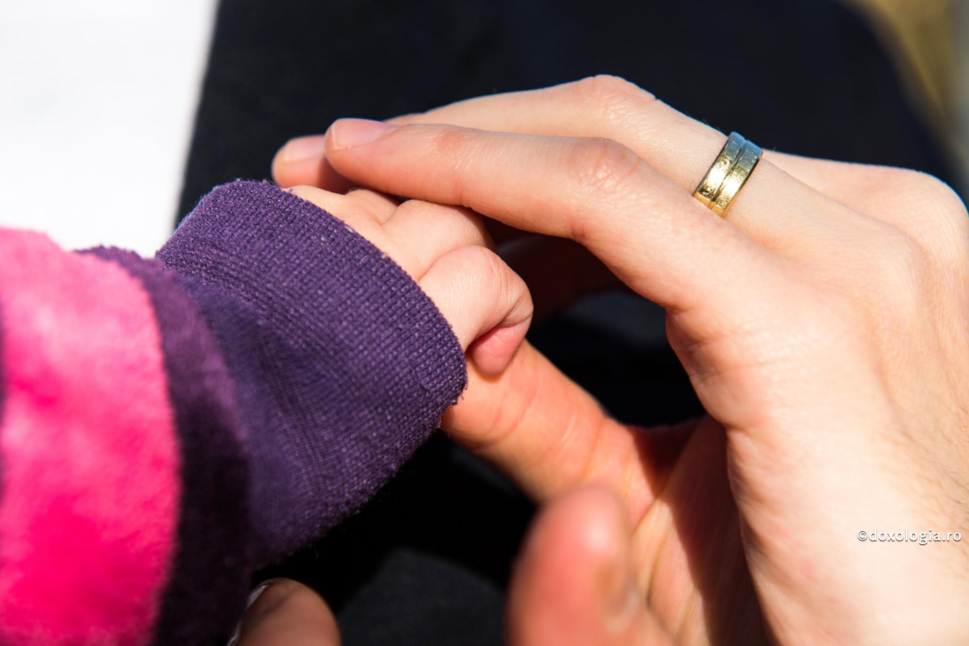 mână cu verighetă