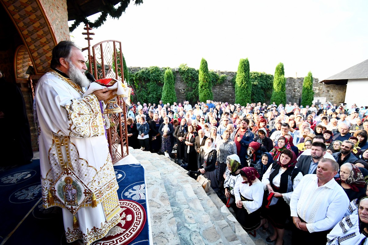 Mii de pelerini pe „Drumul Crucii”, la Mănăstirea Hadâmbu