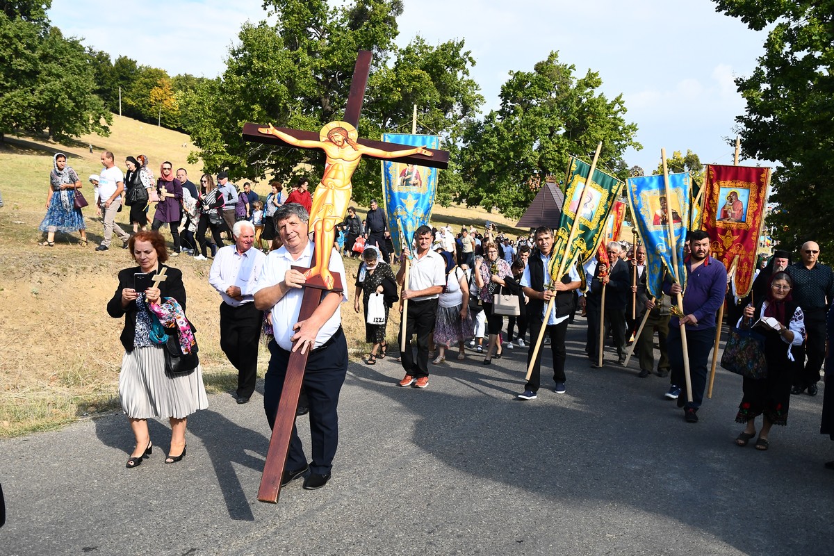 Foto: Constantin Ciofu Mii de pelerini pe „Drumul Crucii”, la Mănăstirea Hadâmbu