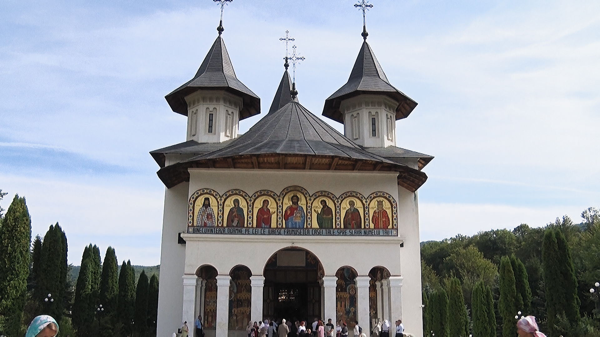 PS Macarie, la hramul Mănăstirii Sihăstria: „În aceste vremuri grele, când este atacată familia, când fetele tinere sunt răpite în amiaza mare, să strigăm către Preasfânta Născătoare de Dumnezeu”