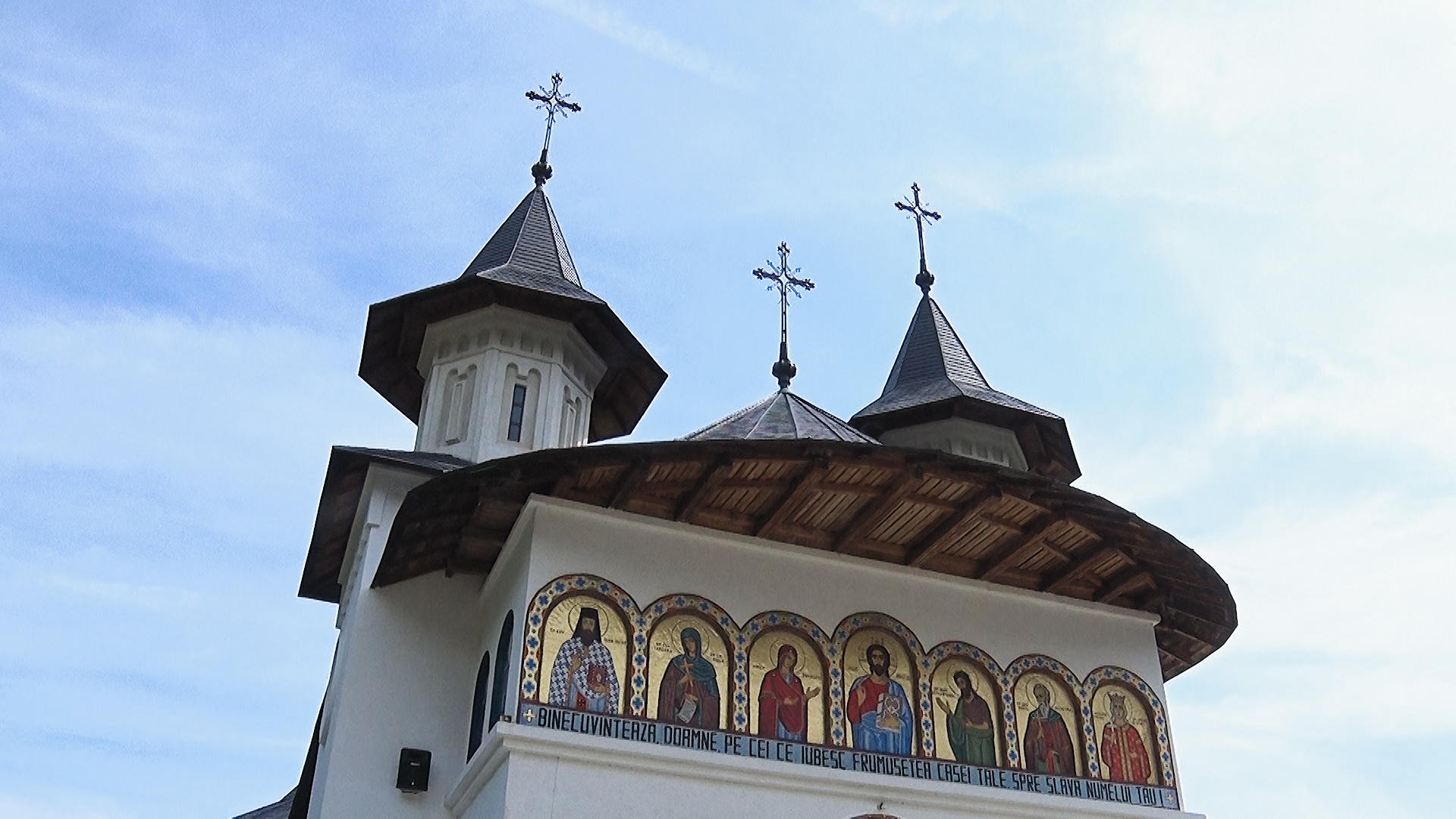 PS Macarie, la hramul Mănăstirii Sihăstria: „În aceste vremuri grele, când este atacată familia, când fetele tinere sunt răpite în amiaza mare, să strigăm către Preasfânta Născătoare de Dumnezeu”