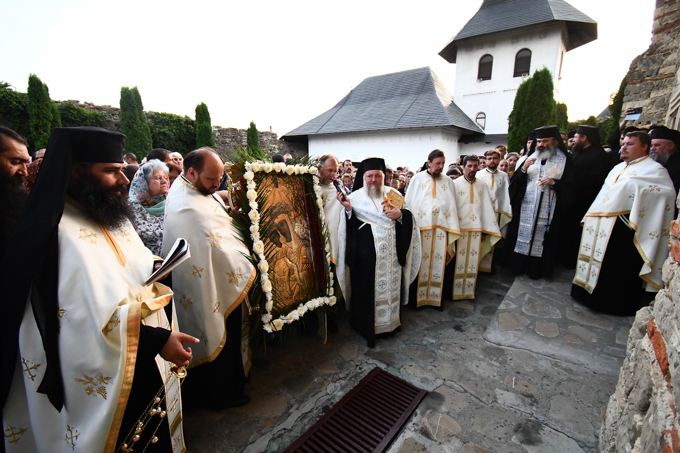 Mii de pelerini s-au rugat la hramul Mănăstirii Hadâmbu