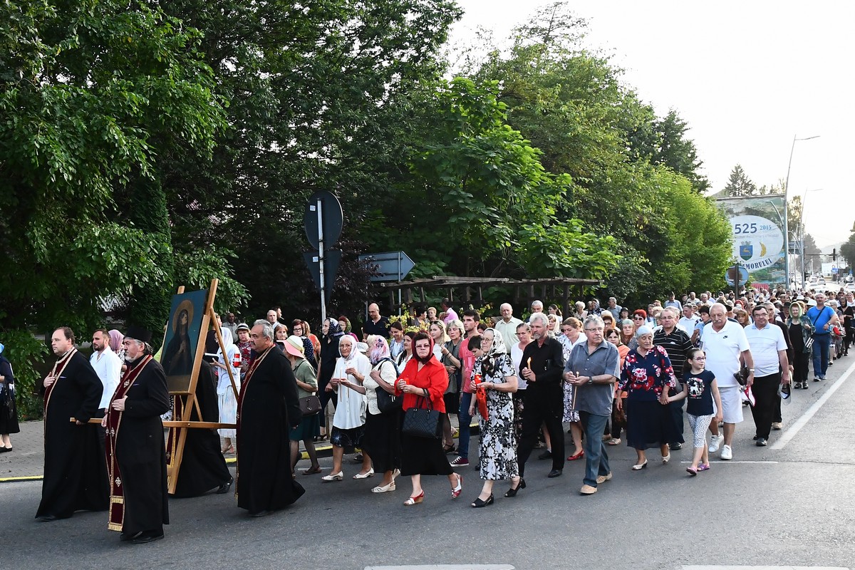 Biserica „Sfinţii Împăraţi Constantin şi Elena” din Gura Humorului a primit veşmântul sfinţirii