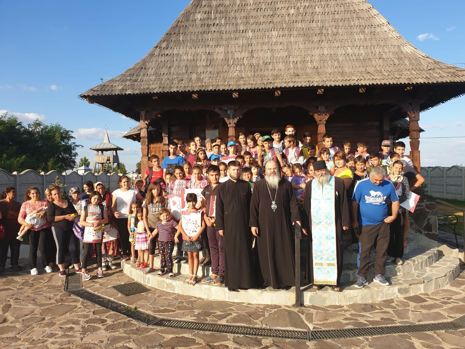 A reînceput Programul „Un ghiozdan pentru noul an şcolar” în Episcopia Huşilor