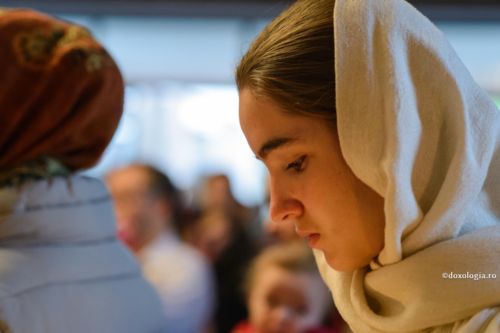 Copilele și tinerele fiice aduc Mir lui Hristos viața lor curată