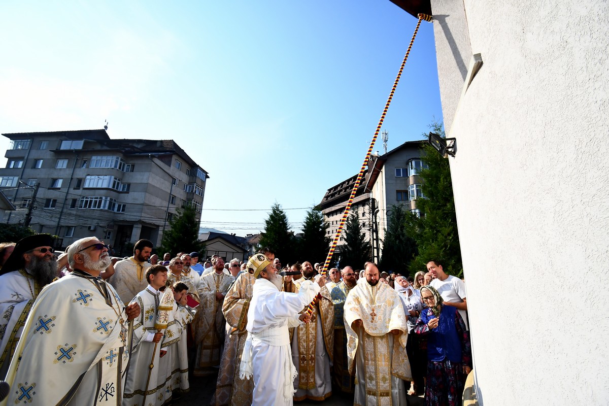 Biserica „Sfinţii Împăraţi Constantin şi Elena” din Gura Humorului a primit veşmântul sfinţirii